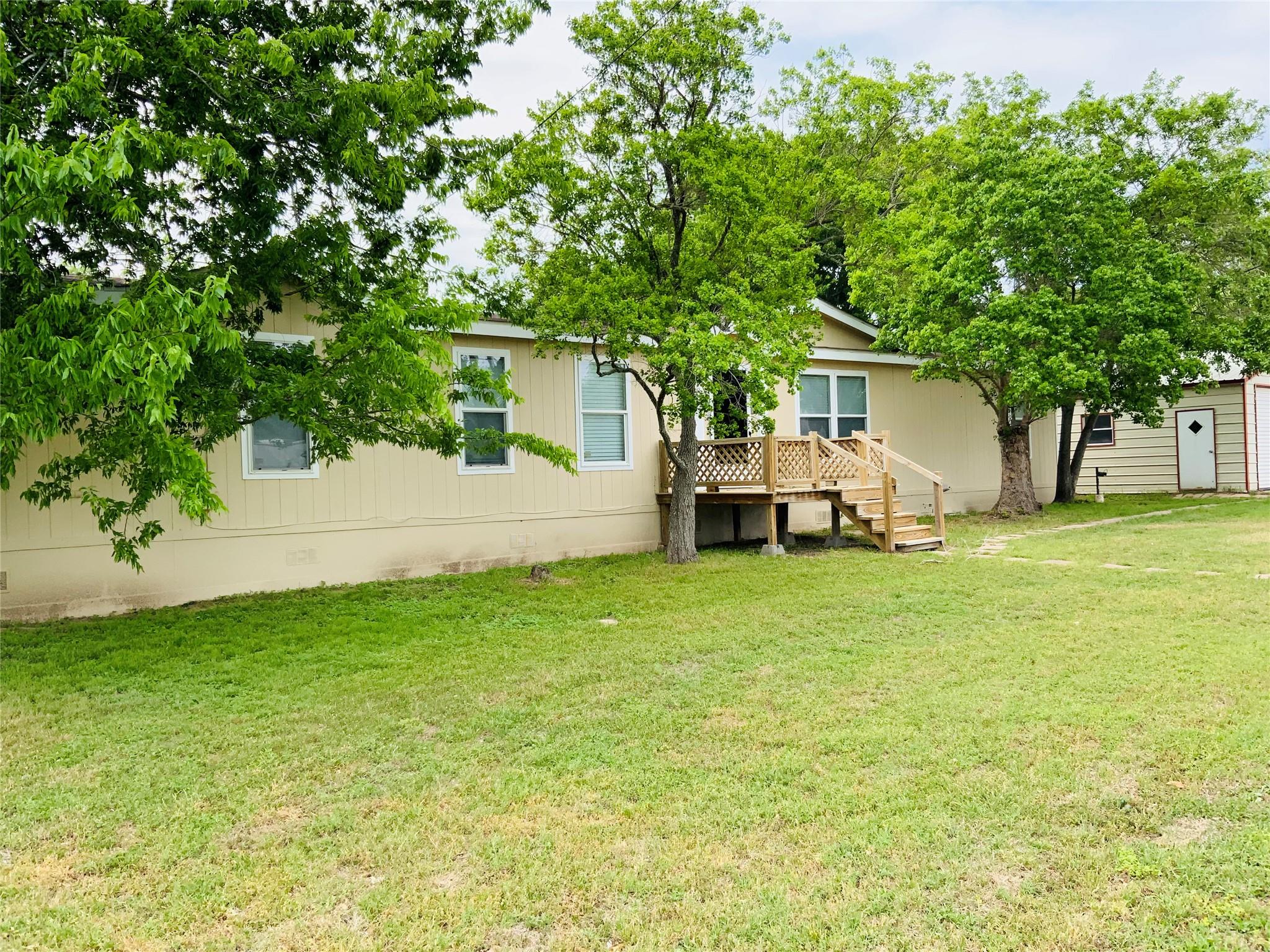 525 South Chambers St, Giddings, TX 78942
