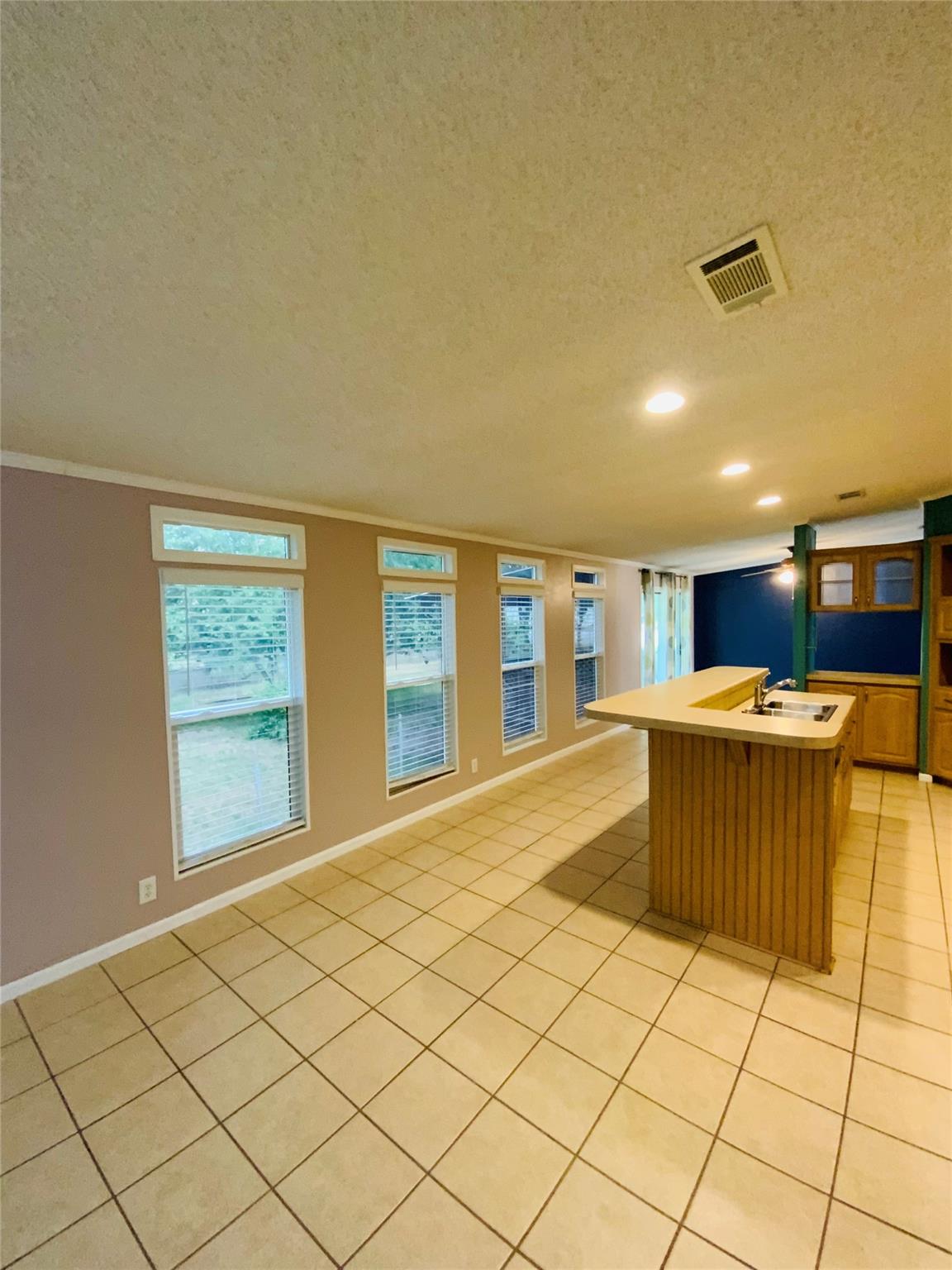 525 South Chambers St, Giddings, TX 78942
