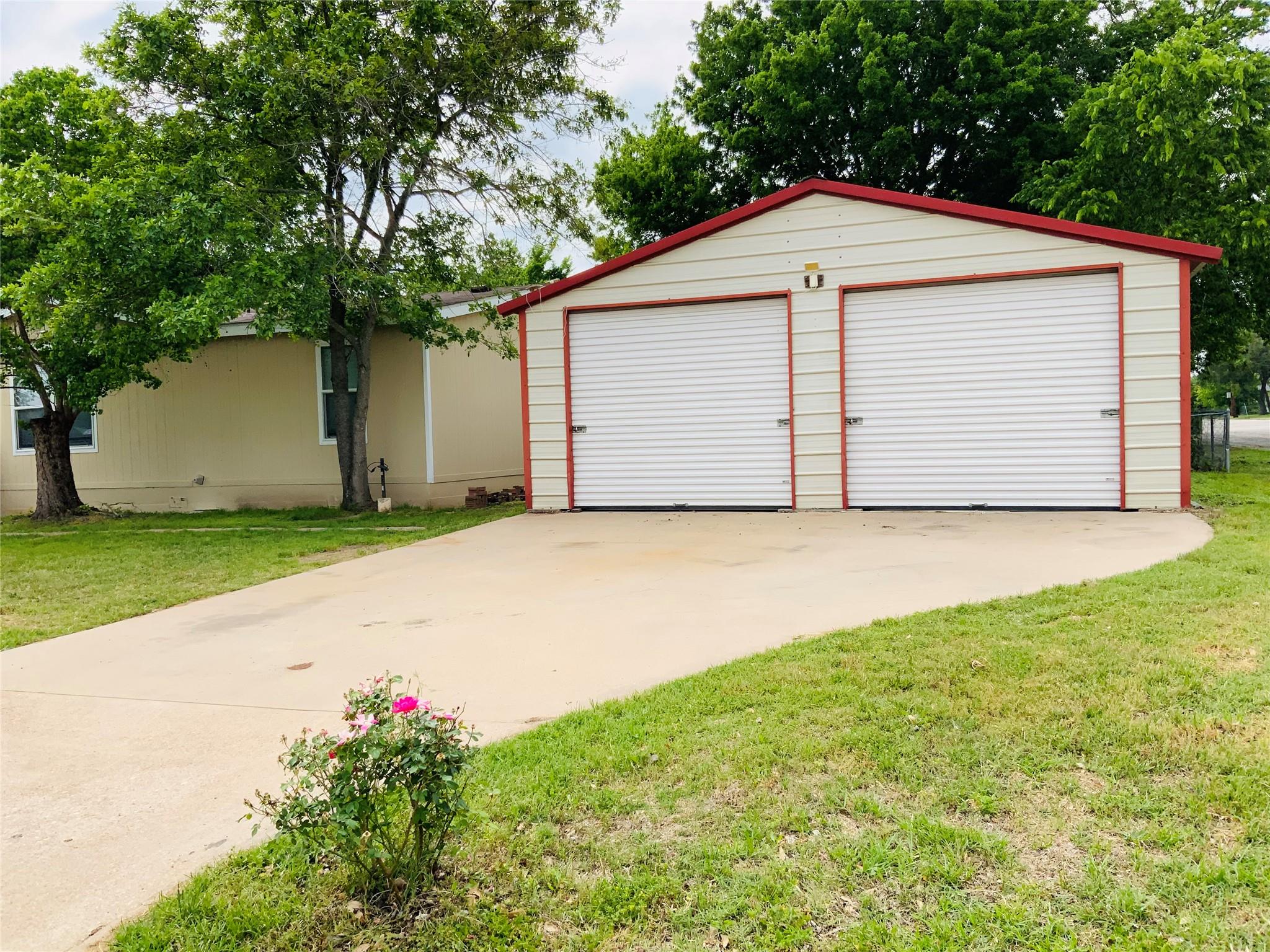 525 South Chambers St, Giddings, TX 78942