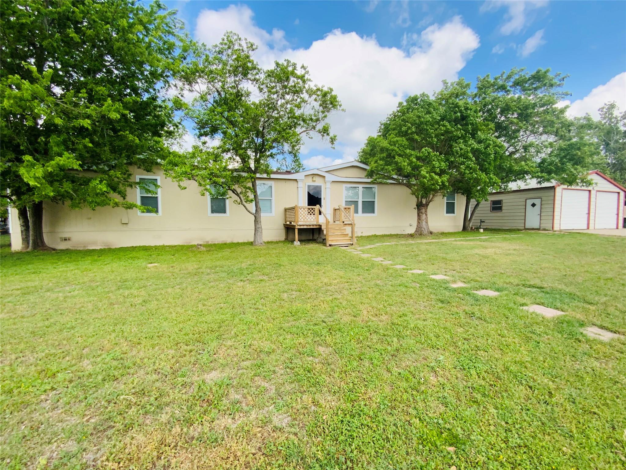 525 South Chambers St, Giddings, TX 78942