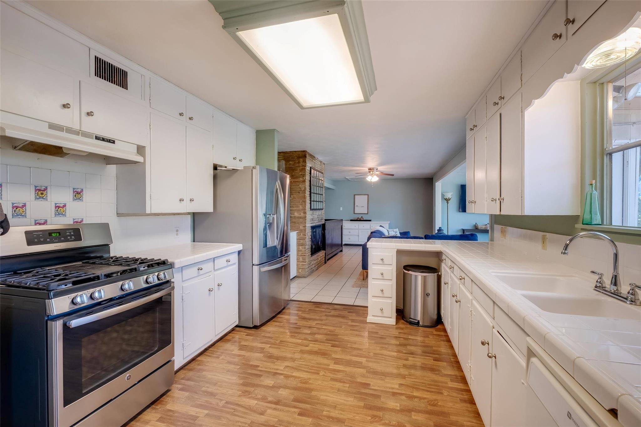 706 Gloria Dr, Seguin, TX 78155
