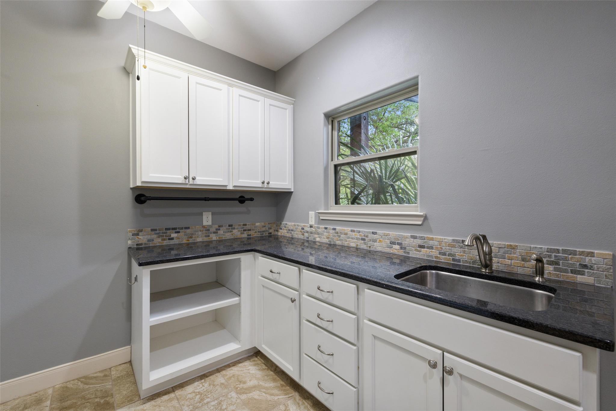 101 Crooked Oak Ln, Round Mountain, TX 78663