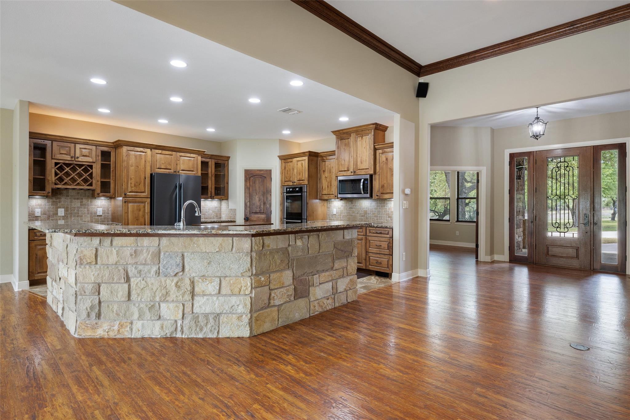 101 Crooked Oak Ln, Round Mountain, TX 78663