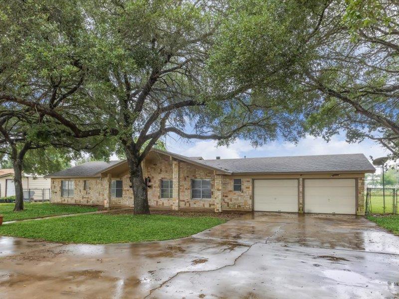 1010 Country Oak Dr, Luling, TX 78648