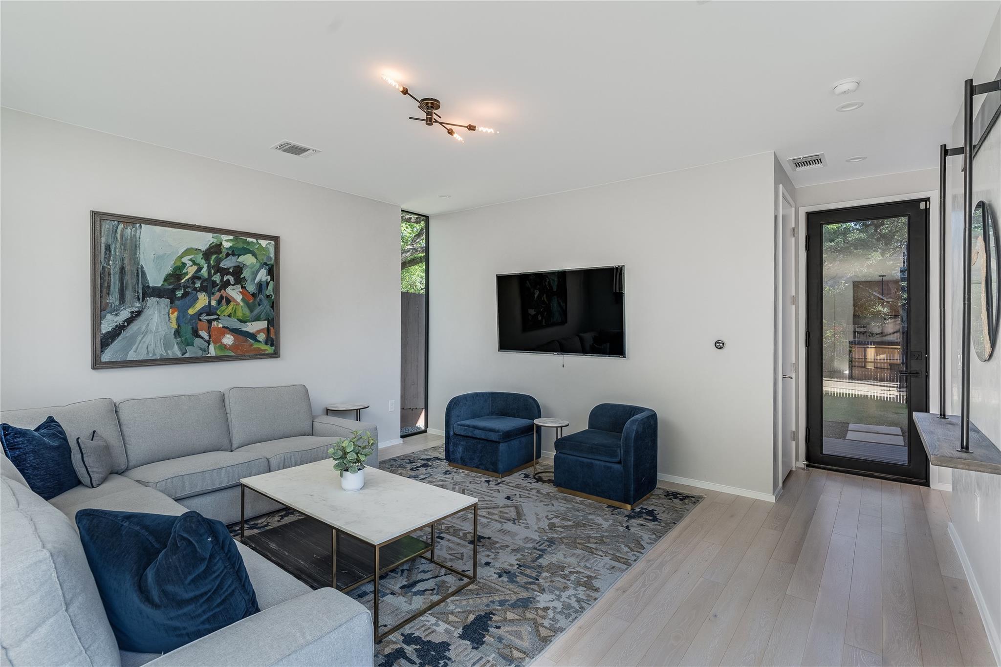 811 W James St # 1, Austin, TX 78704