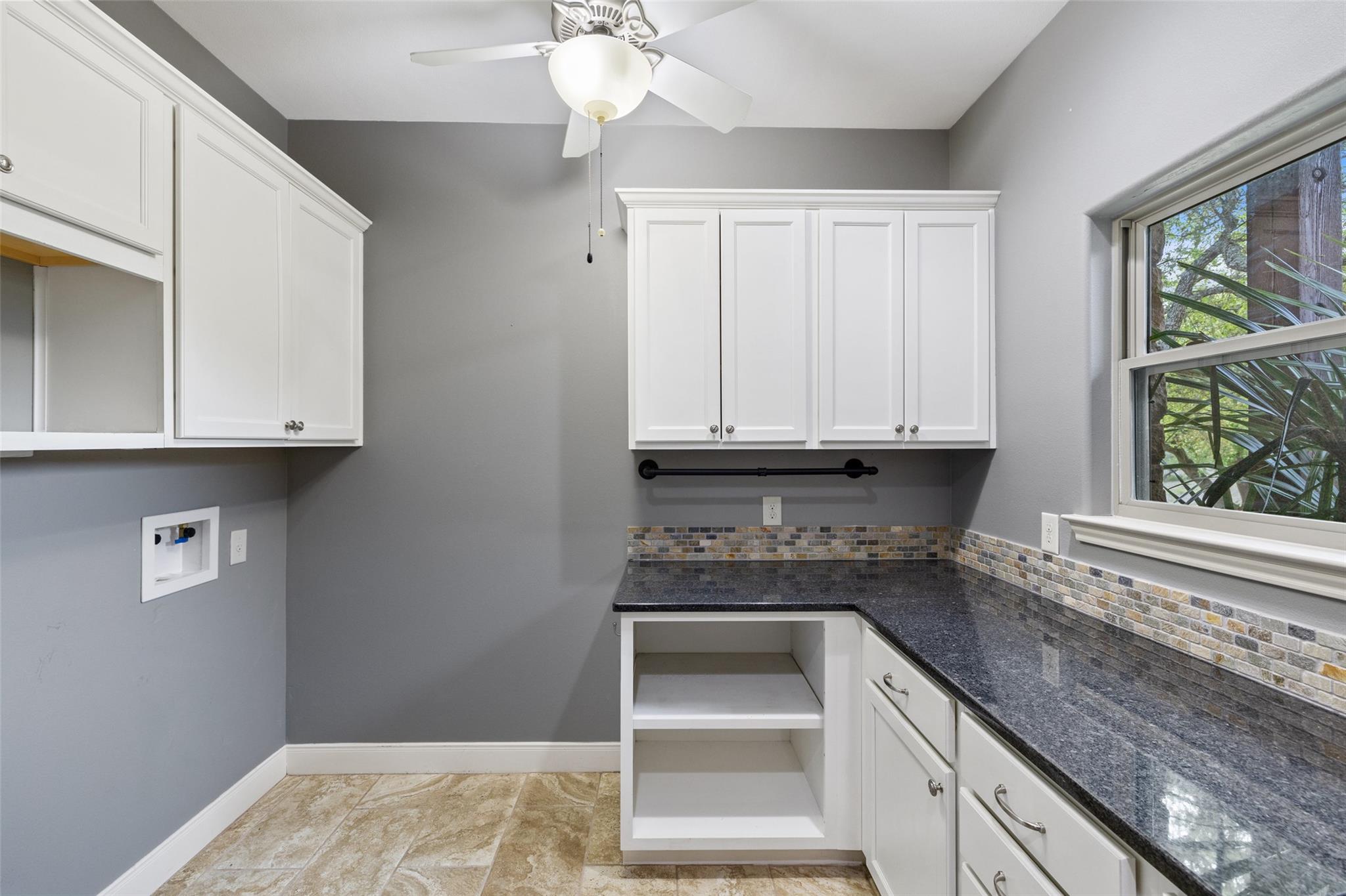 101 Crooked Oak Ln, Round Mountain, TX 78663
