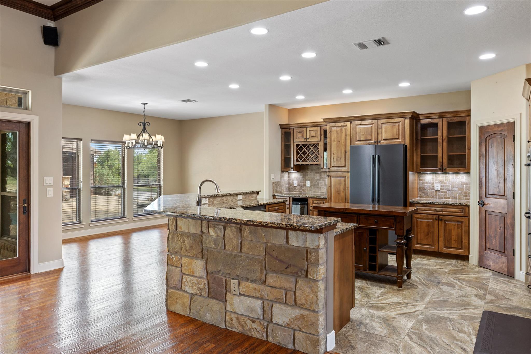 101 Crooked Oak Ln, Round Mountain, TX 78663