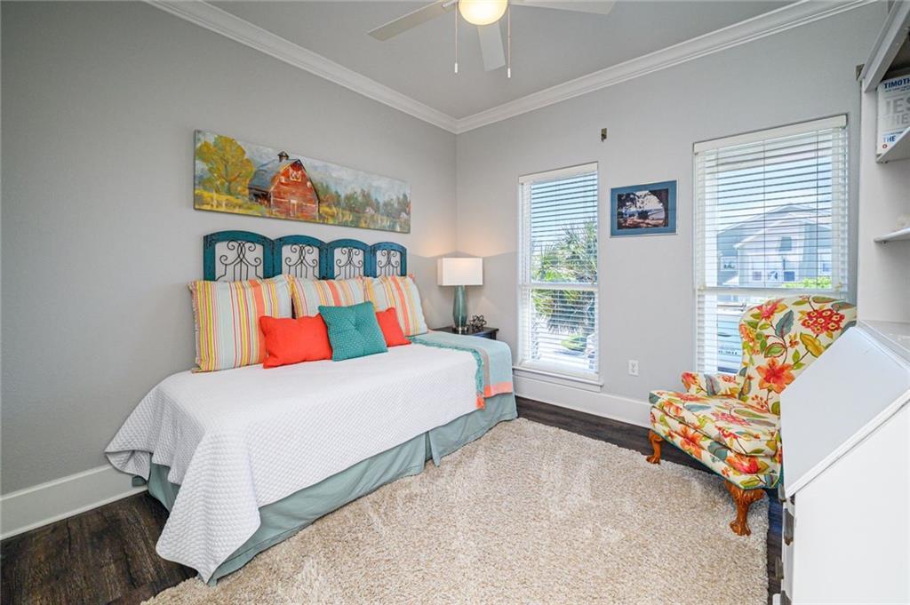 410 Captains Cv, Rockport, TX 78382