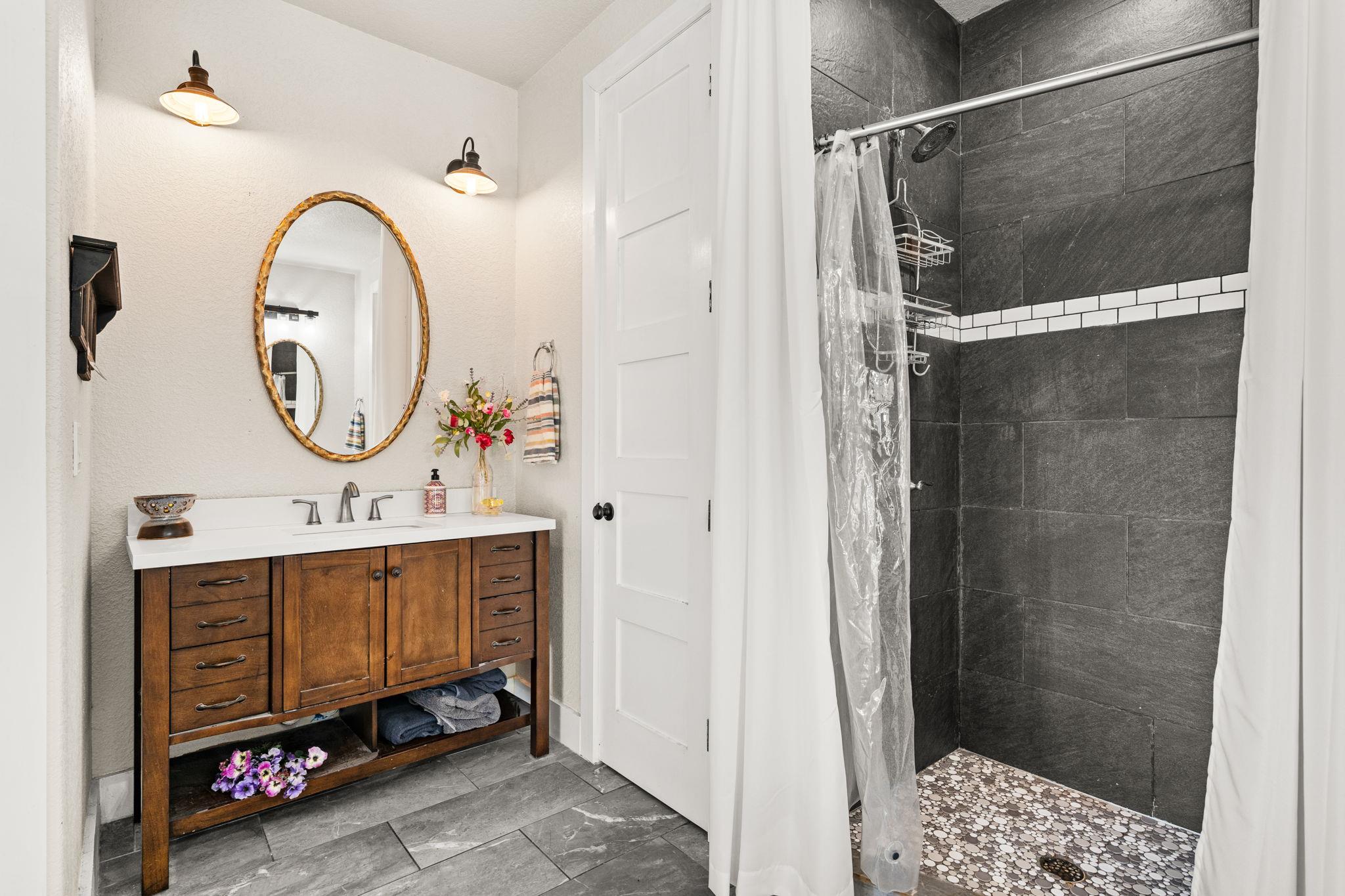 101 Durango Dr, Johnson City, TX 78636