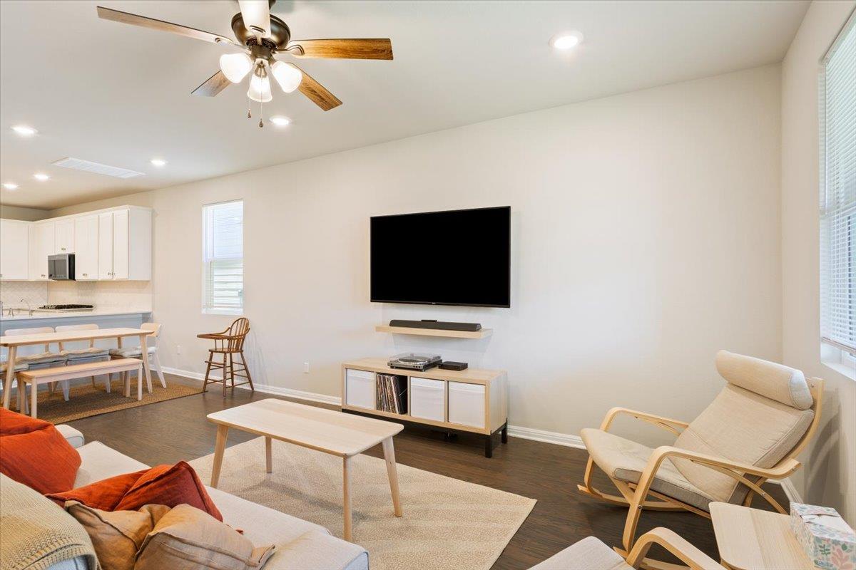 303 Blackbear Dr, Hutto, TX 78634