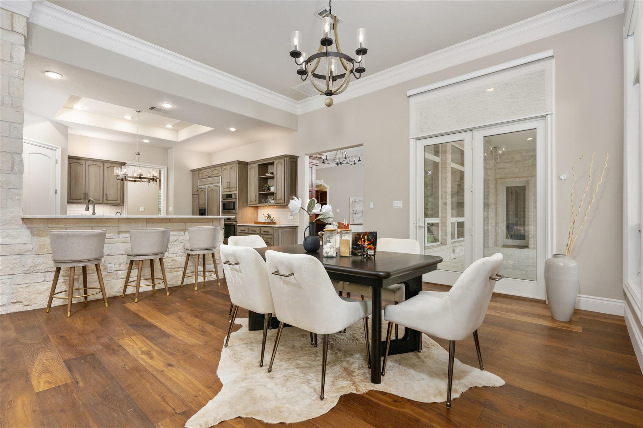 8 Club Estates Pkwy, The Hills, TX 78738