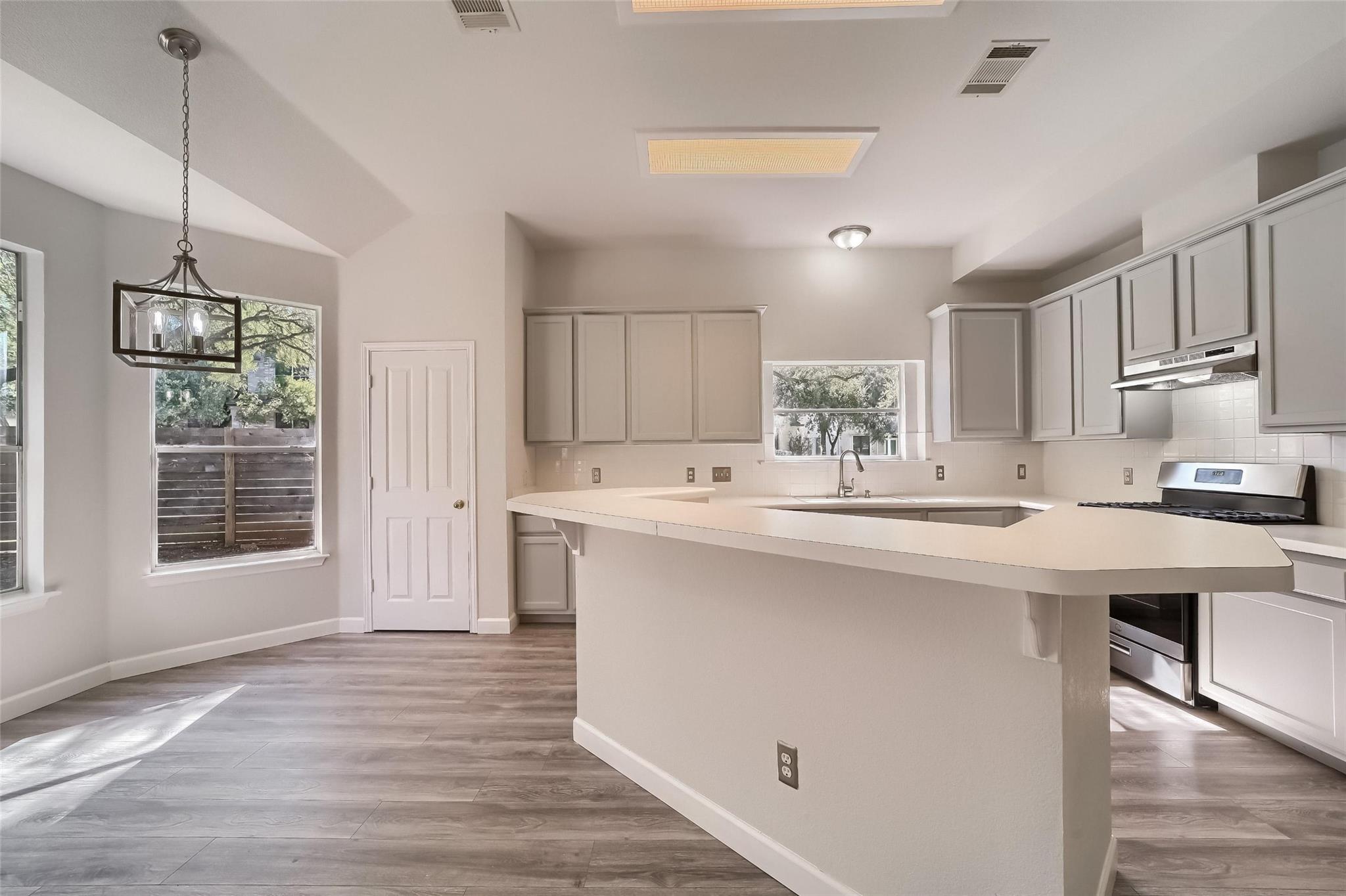 8253 Luling Ln, Austin, TX 78729