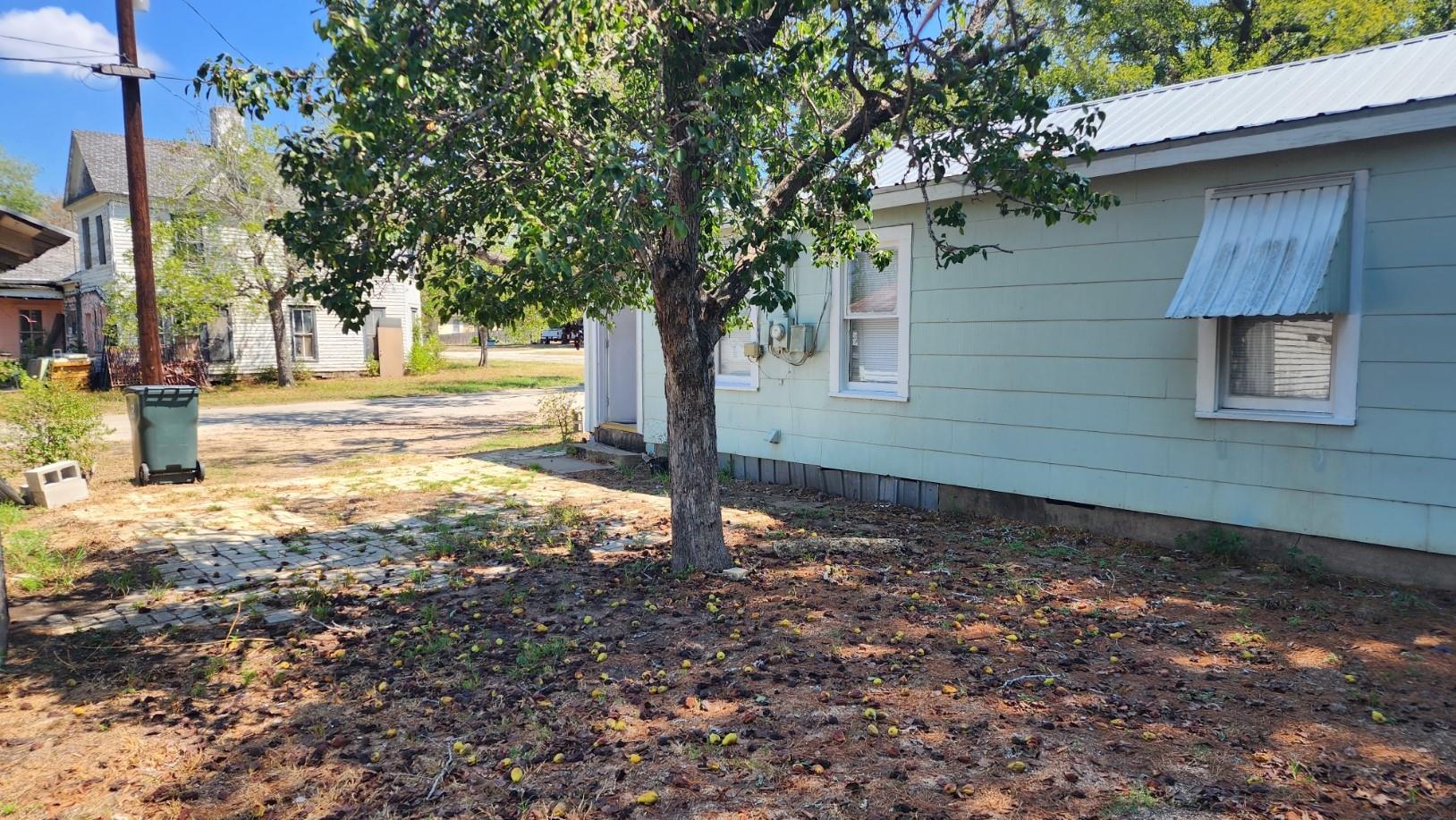 413 N Avenue D Ave, Waelder, TX 78959