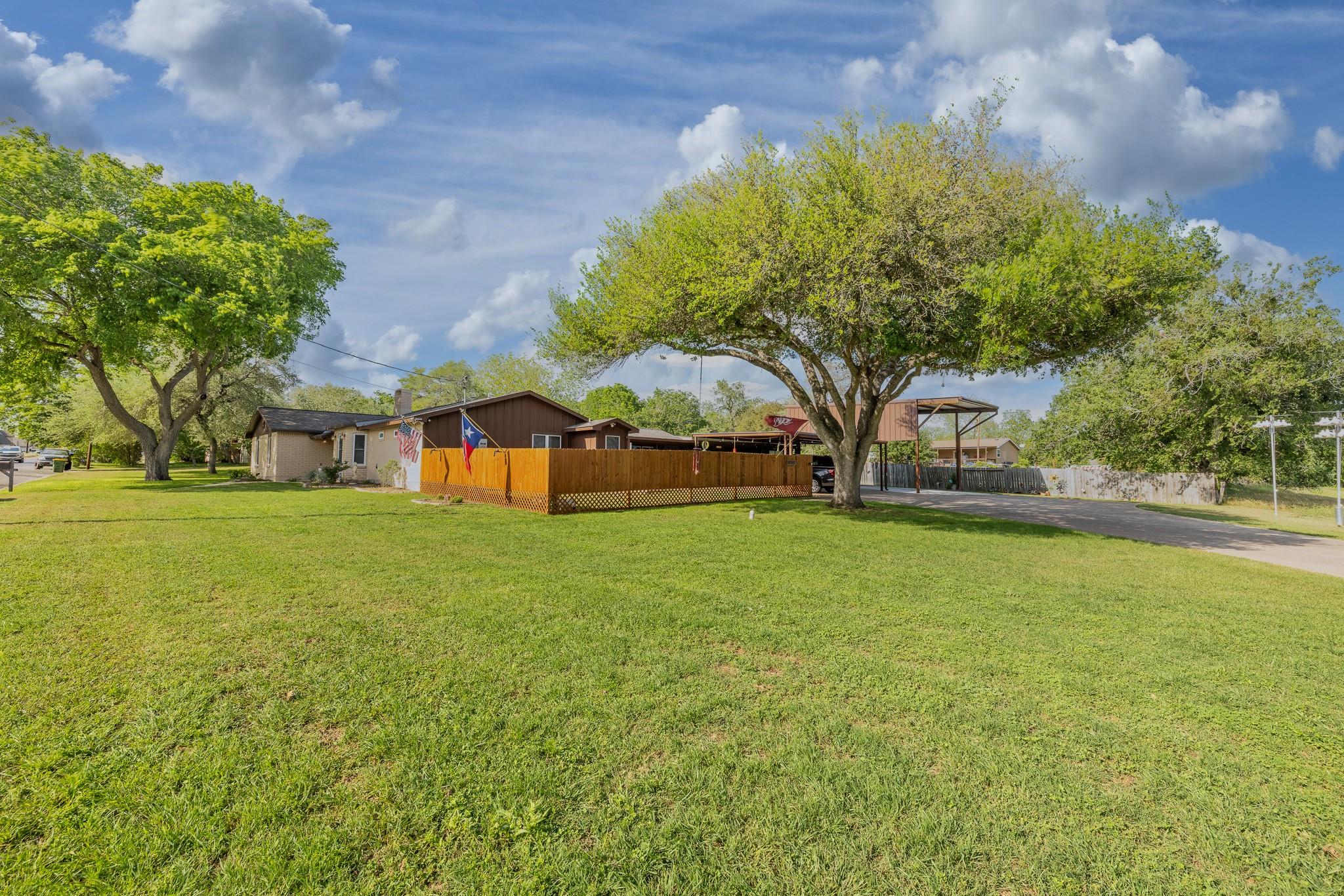 110 Live Oak St, Gonzales, TX 78629