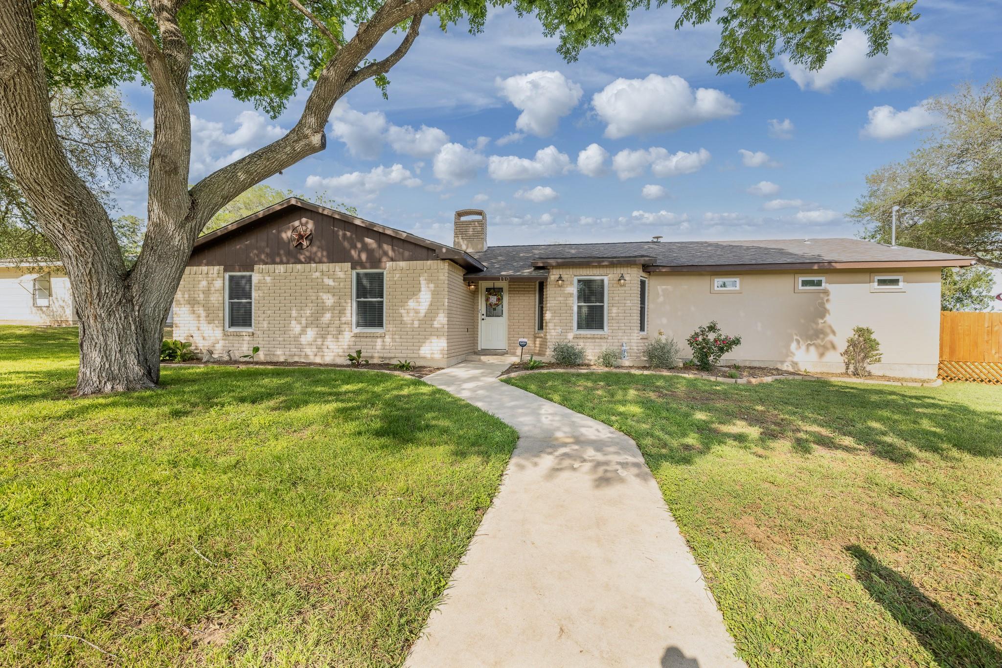 110 Live Oak St, Gonzales, TX 78629
