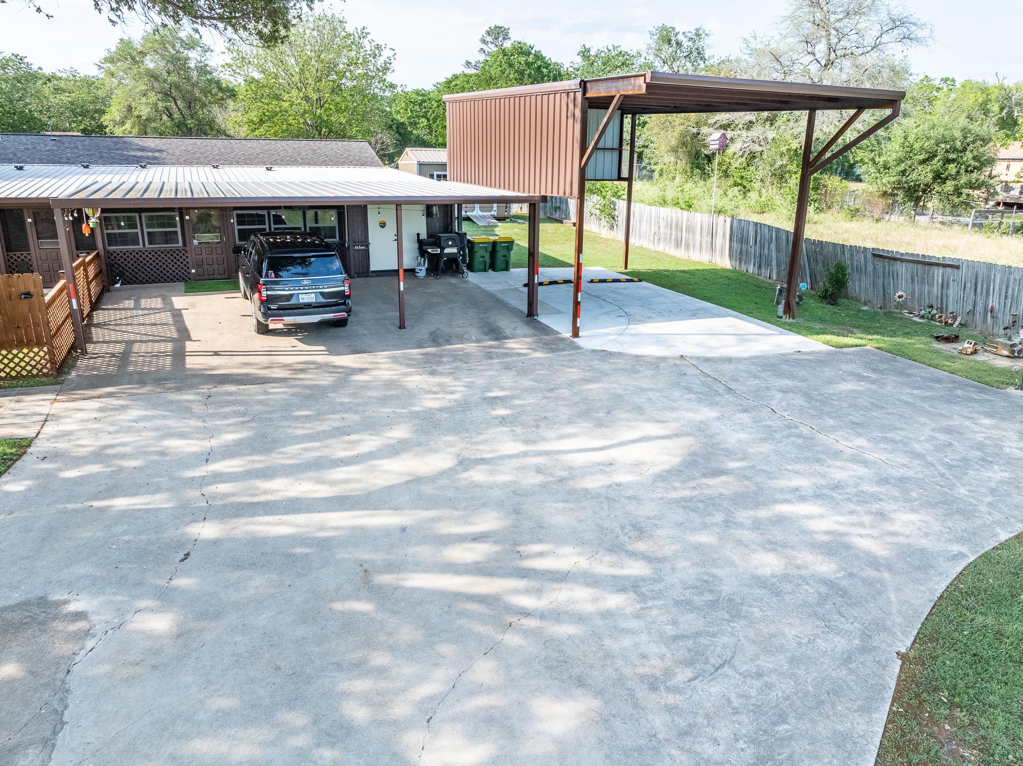 110 Live Oak St, Gonzales, TX 78629