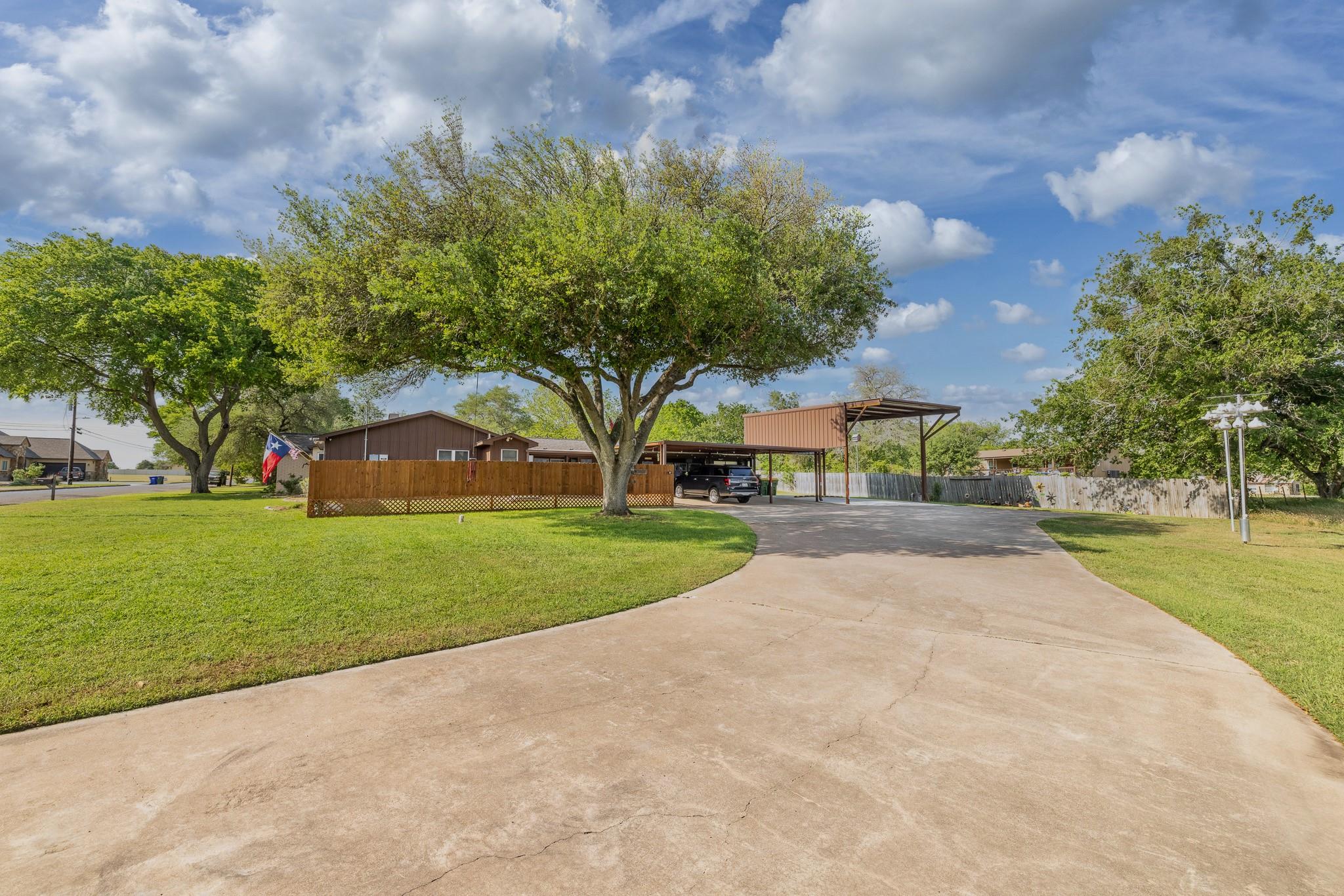 110 Live Oak St, Gonzales, TX 78629