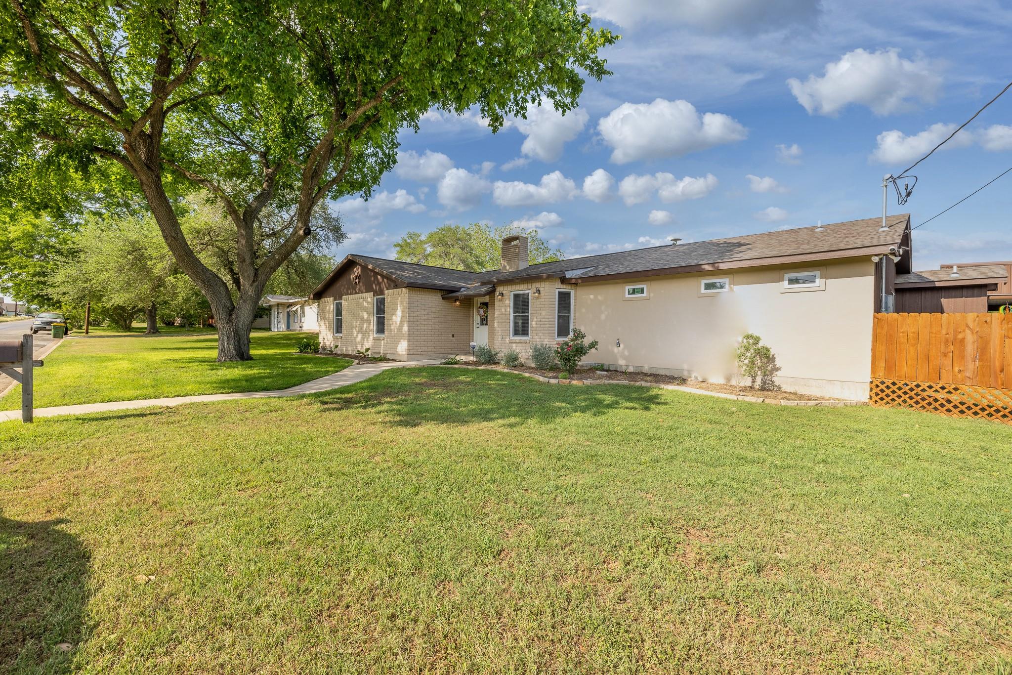 110 Live Oak St, Gonzales, TX 78629