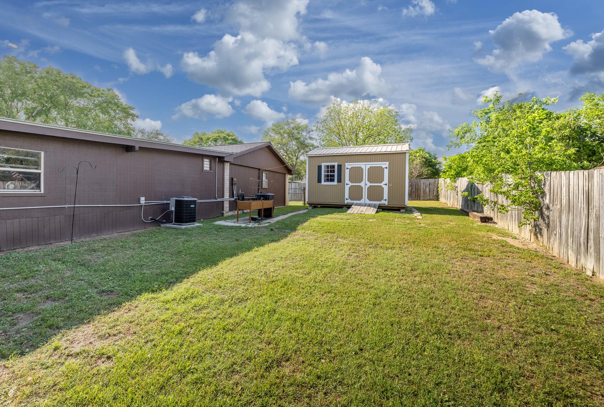 110 Live Oak St, Gonzales, TX 78629