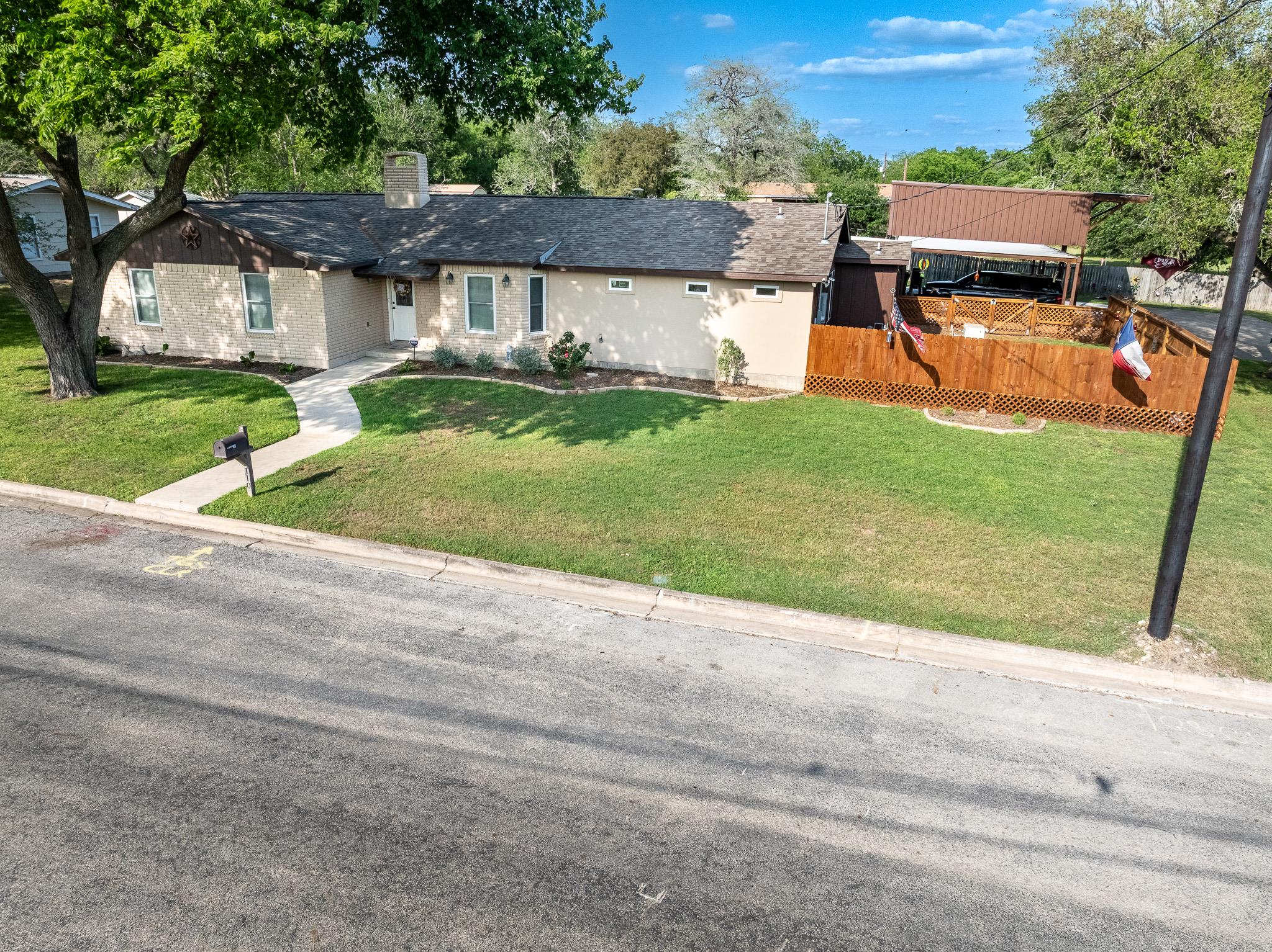 110 Live Oak St, Gonzales, TX 78629