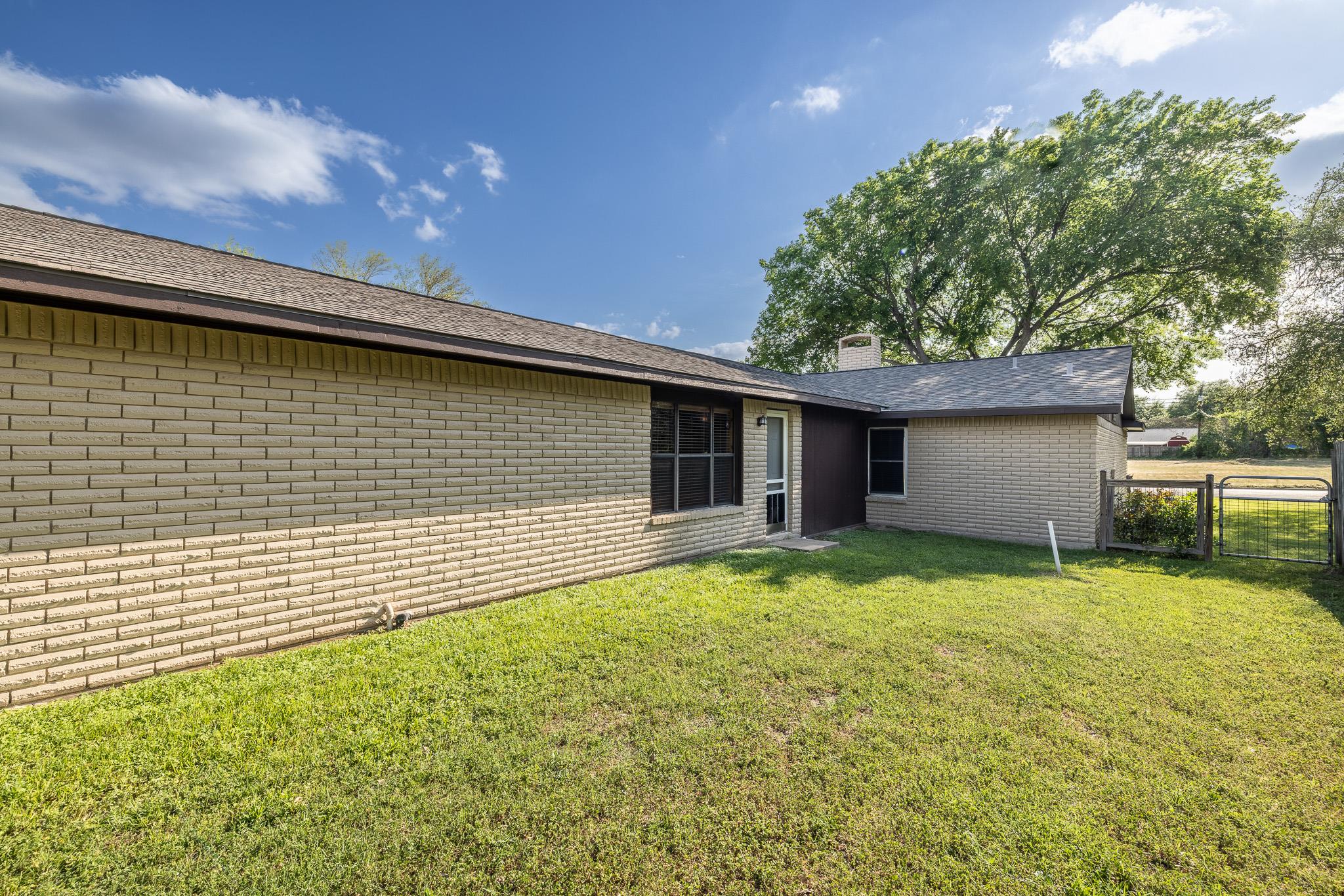 110 Live Oak St, Gonzales, TX 78629