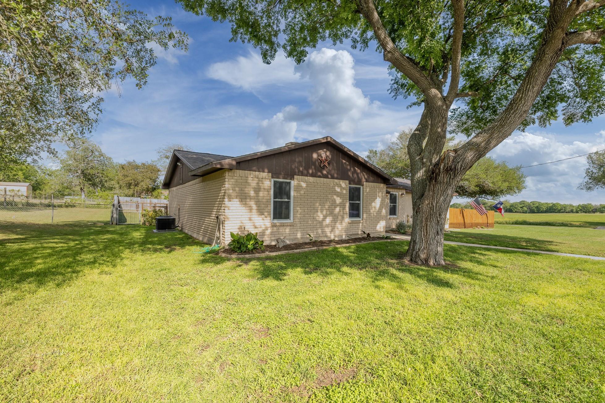 110 Live Oak St, Gonzales, TX 78629