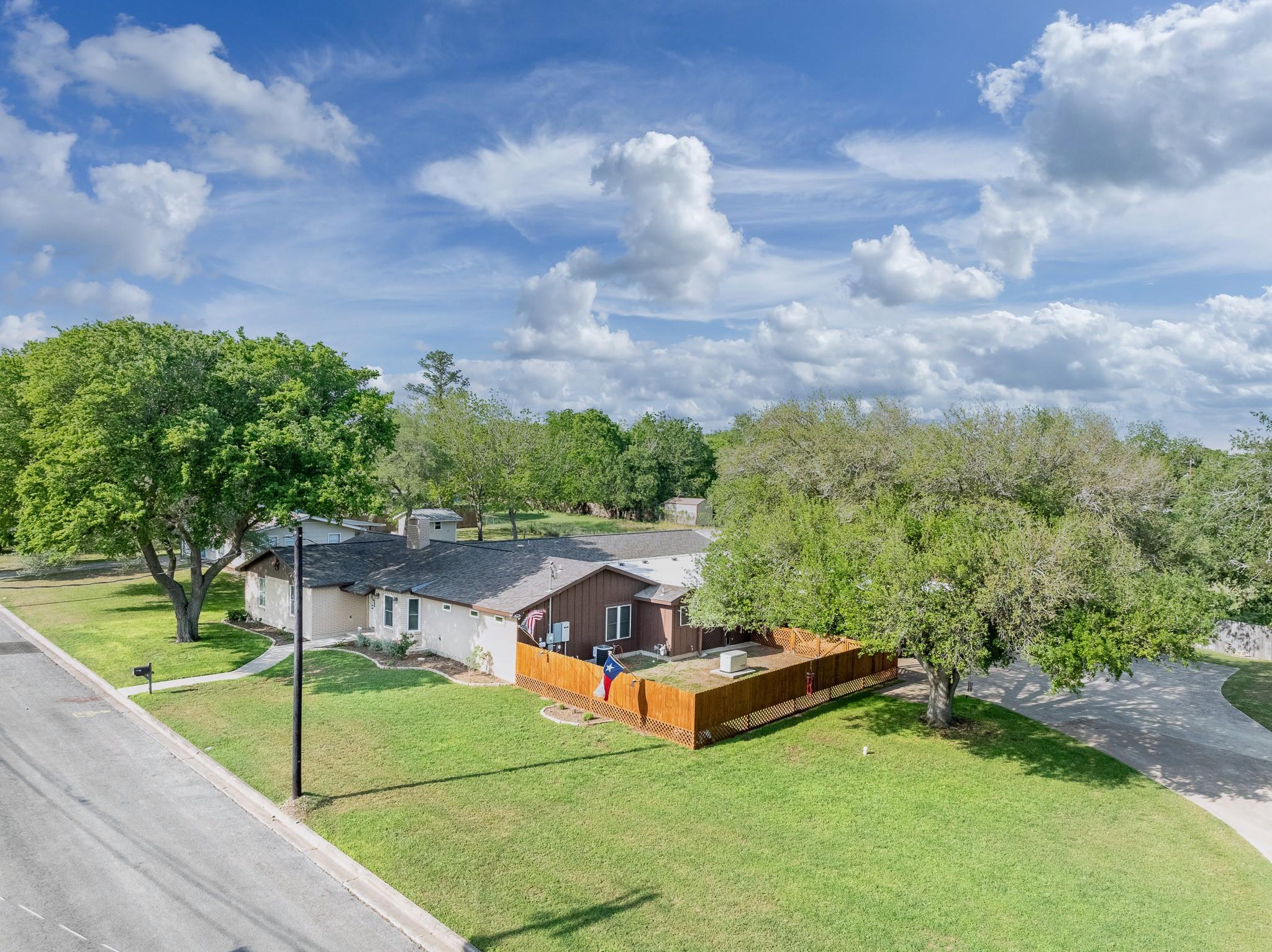 110 Live Oak St, Gonzales, TX 78629