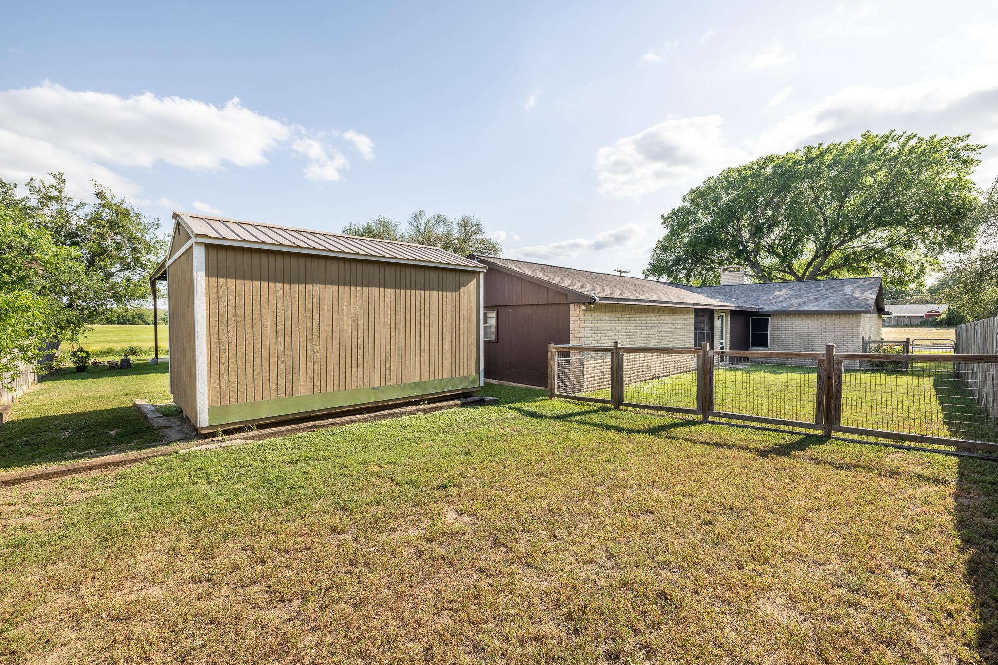 110 Live Oak St, Gonzales, TX 78629