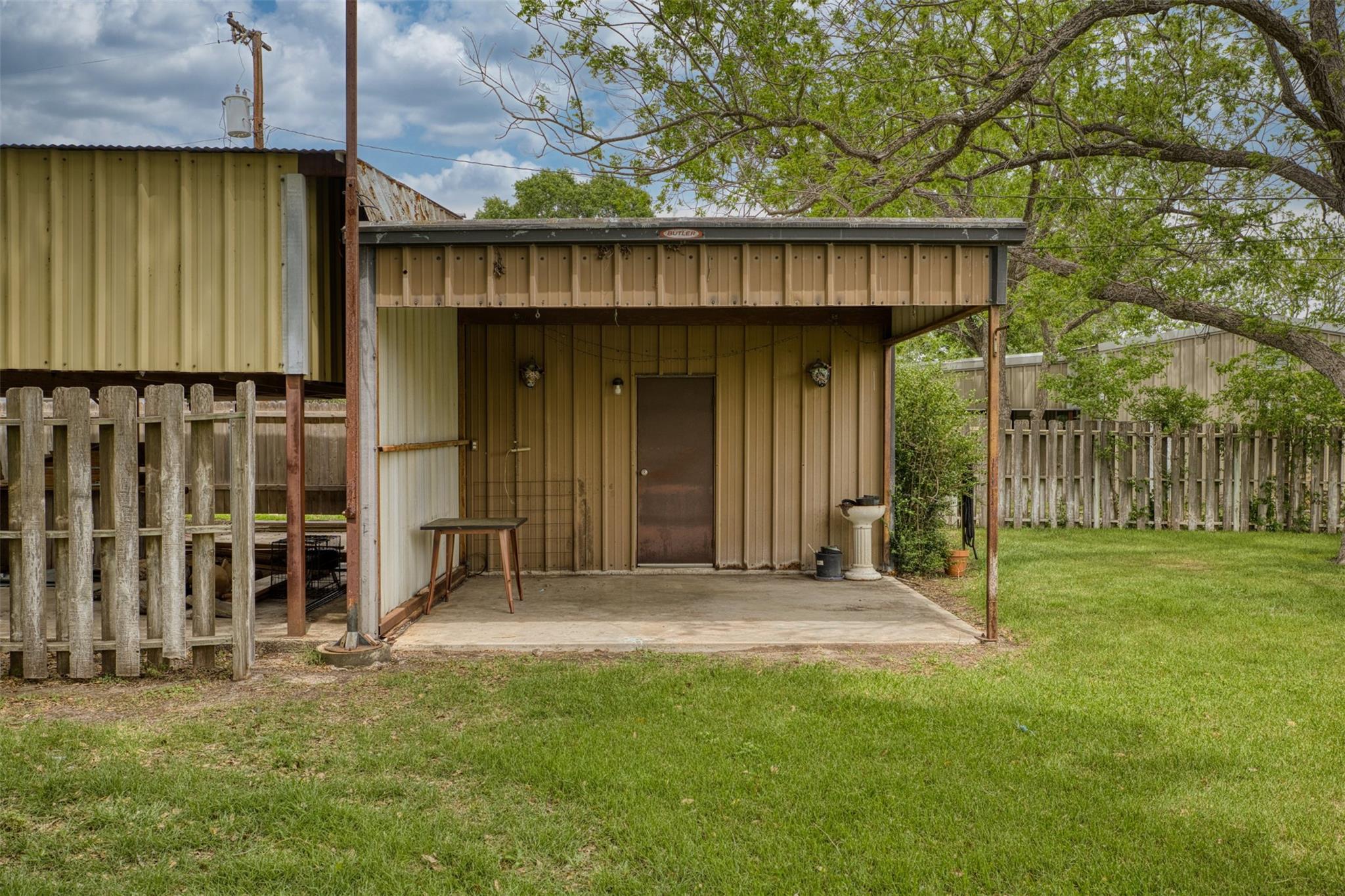 500 W Austin St, Luling, TX 78648