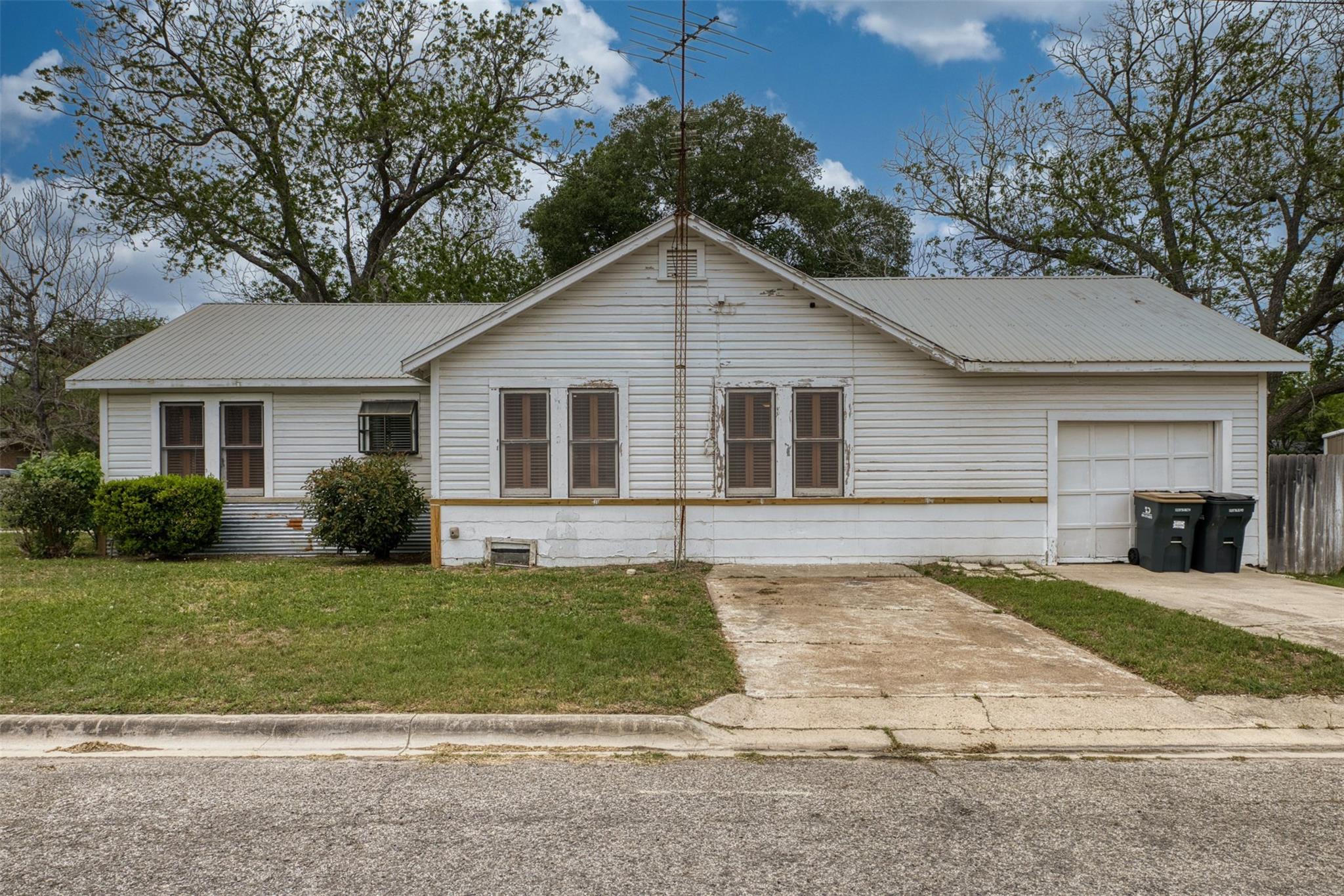 500 W Austin St, Luling, TX 78648