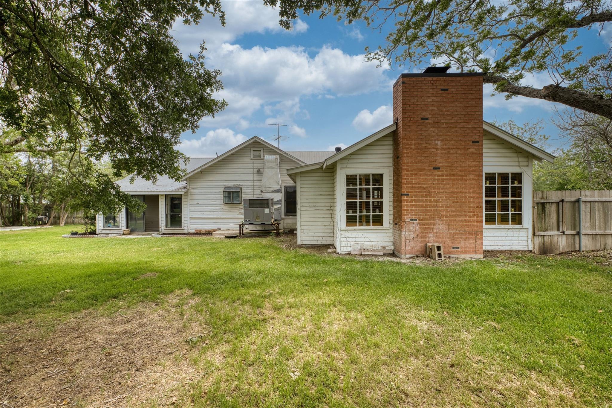 500 W Austin St, Luling, TX 78648