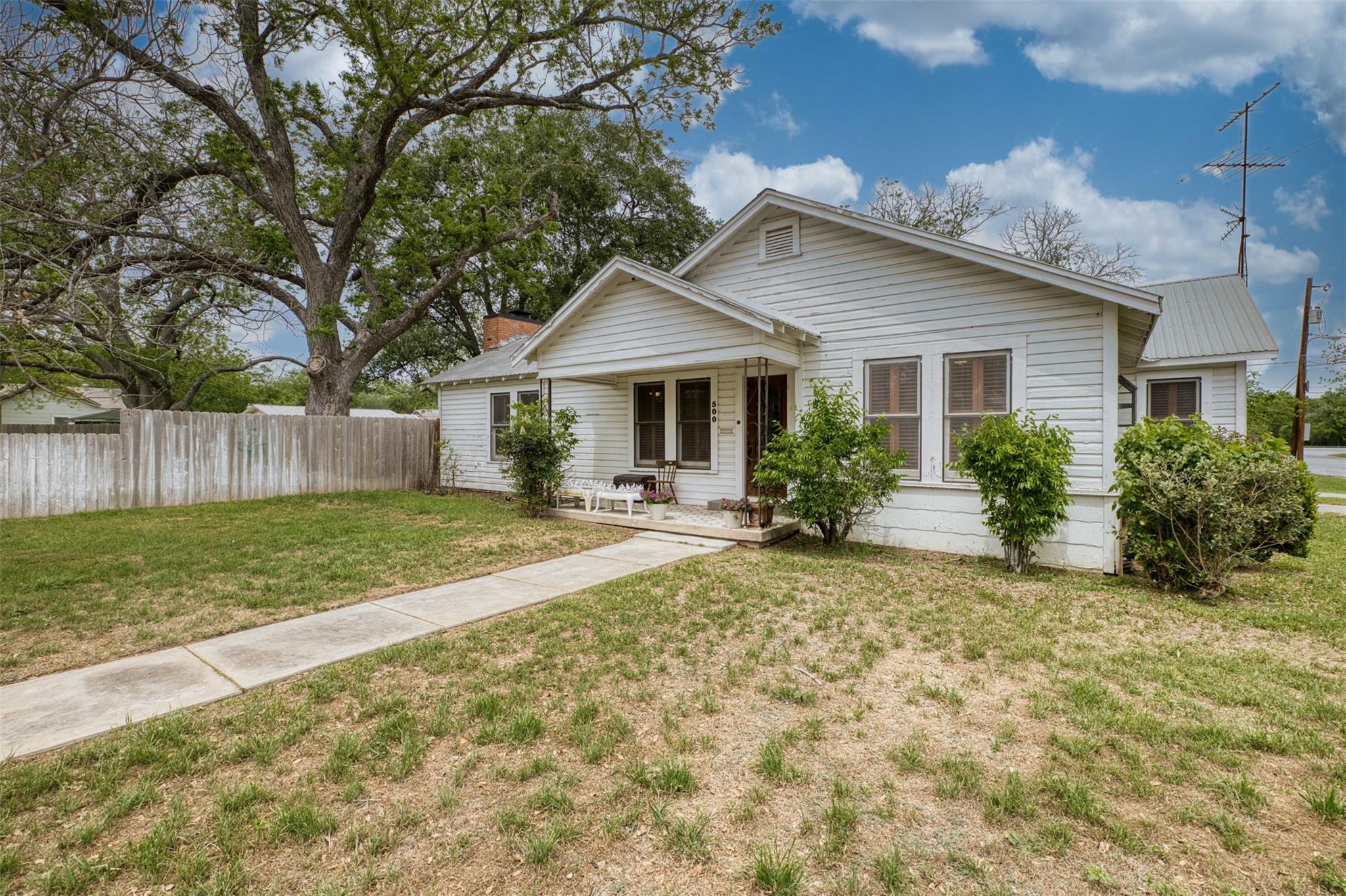 500 W Austin St, Luling, TX 78648