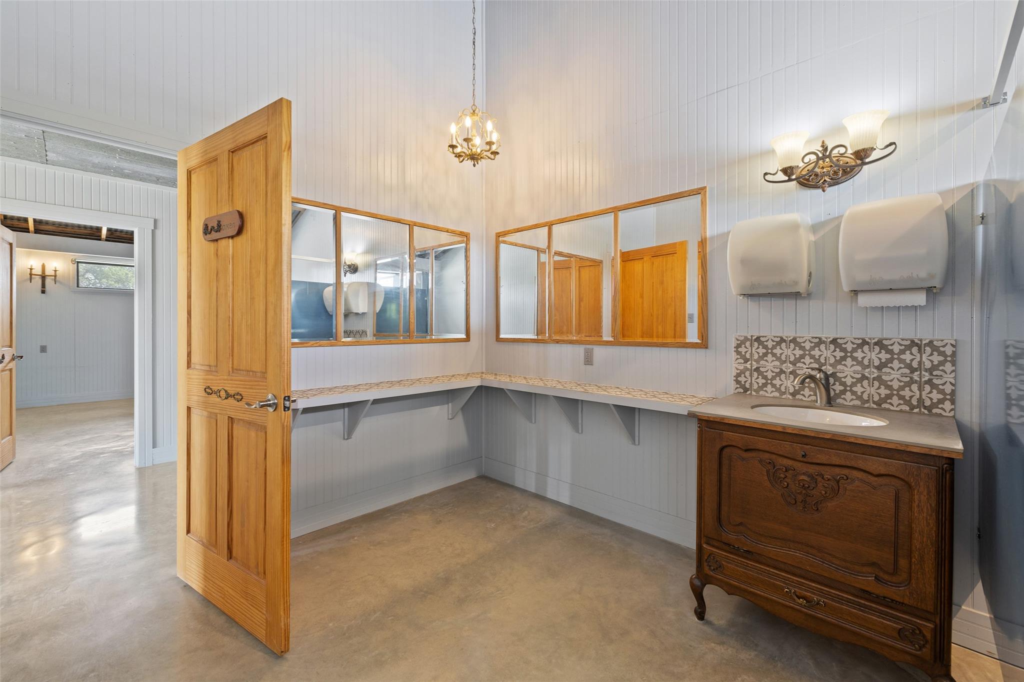 208 Danos Dr, Fredericksburg, TX 78624