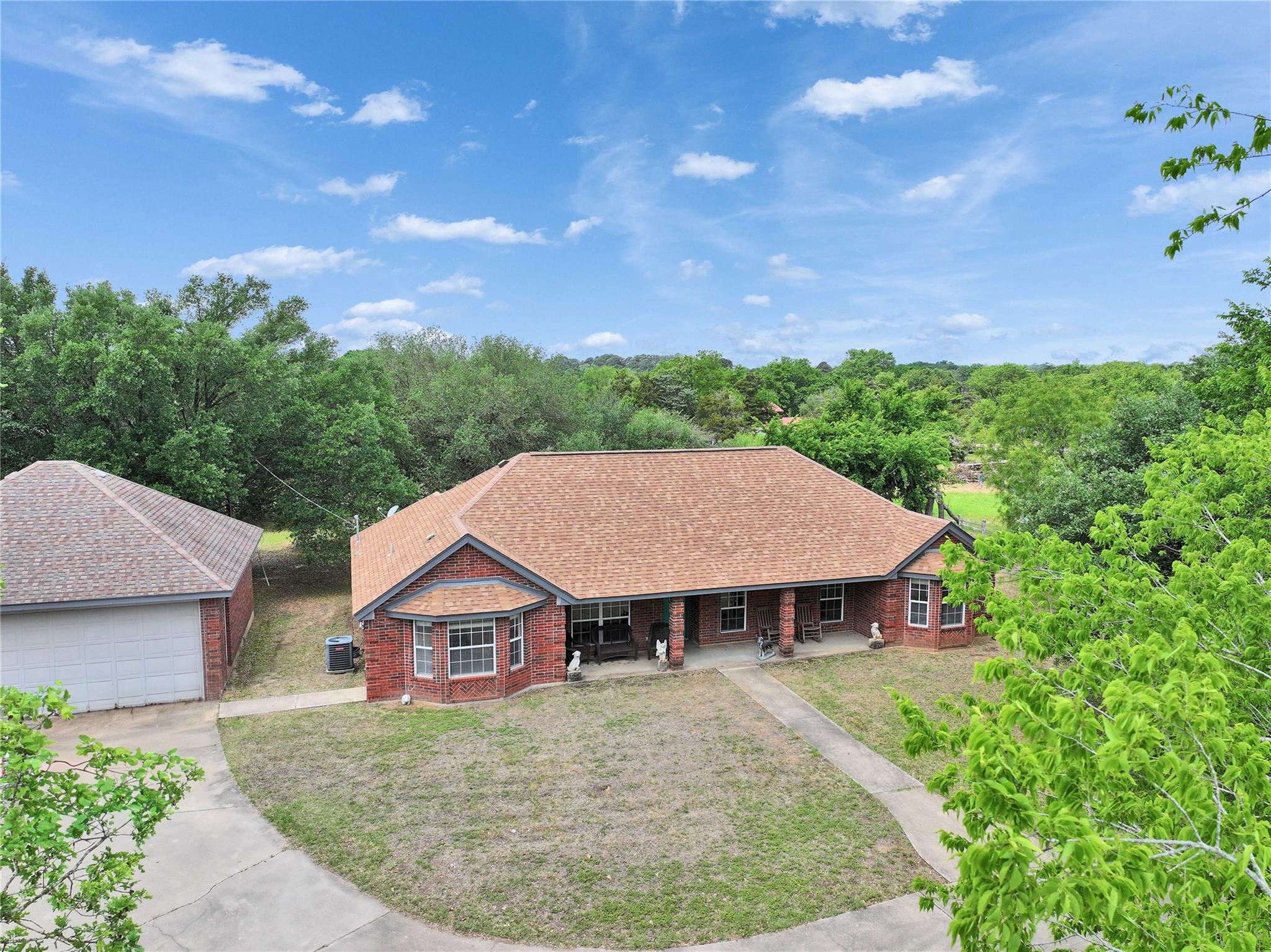 725 Green Valley Dr NE, Bastrop, TX 78602