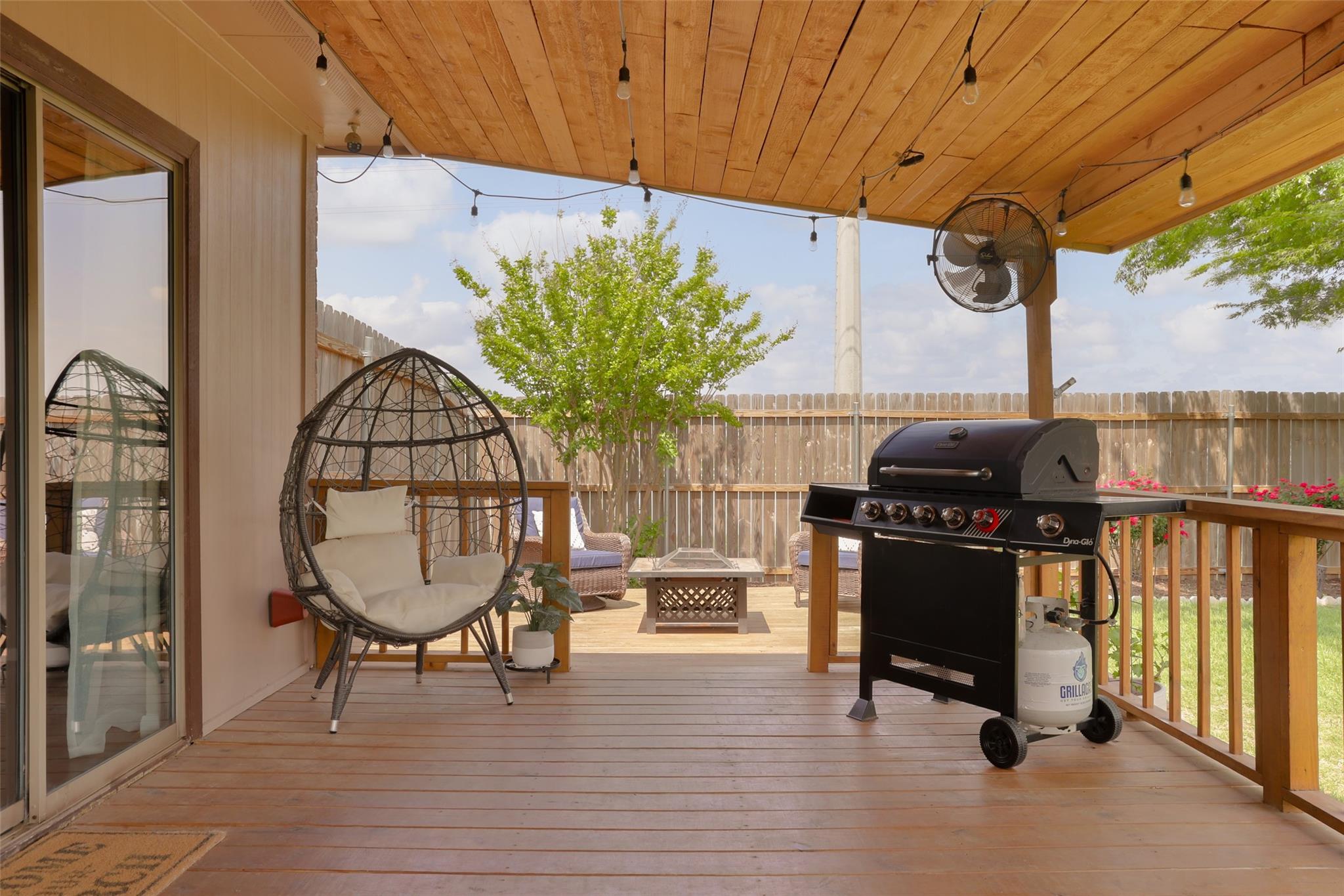 512 Carol Dr, Hutto, TX 78634