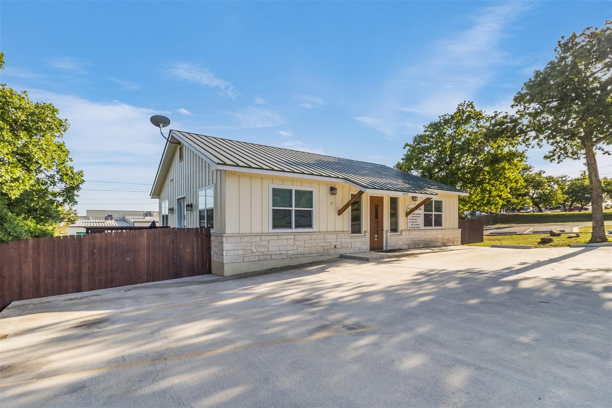 4332 Oak Park Dr, Cottonwood Shores, TX 78657