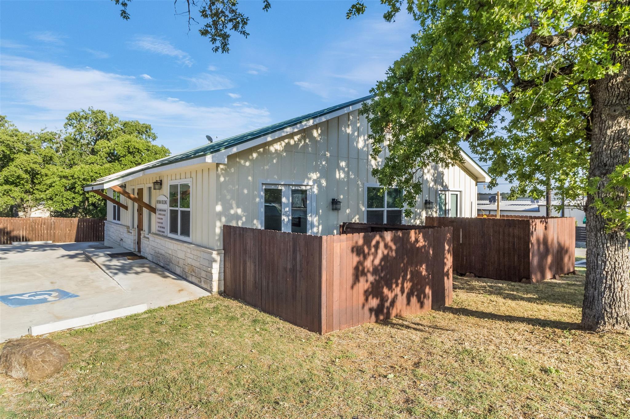 4332 Oak Park Dr, Cottonwood Shores, TX 78657