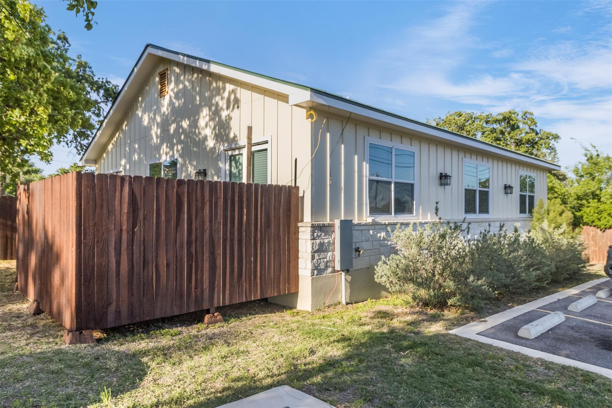 4332 Oak Park Dr, Cottonwood Shores, TX 78657