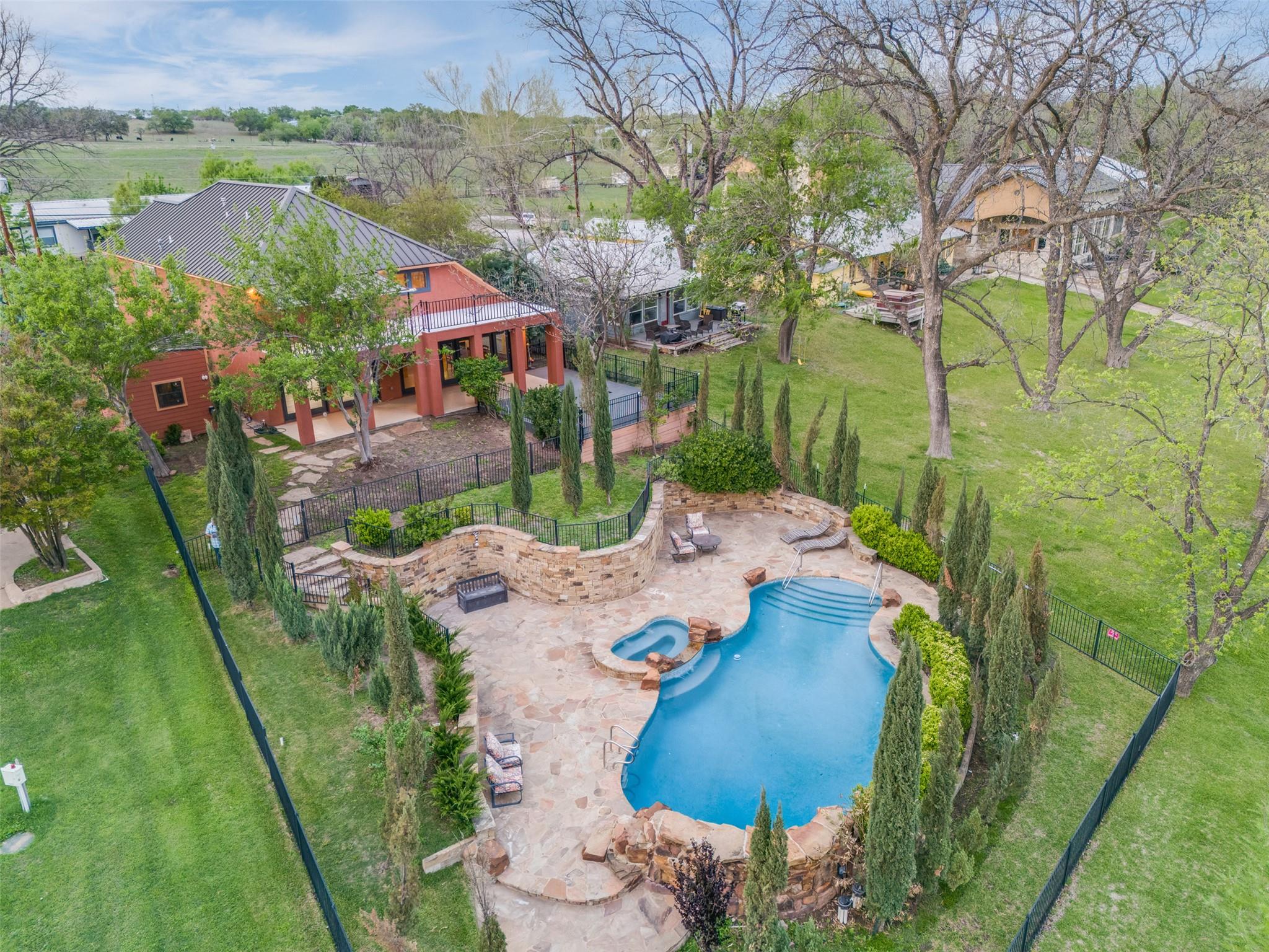 2450 River Oaks Dr, Kingsland, TX 78639