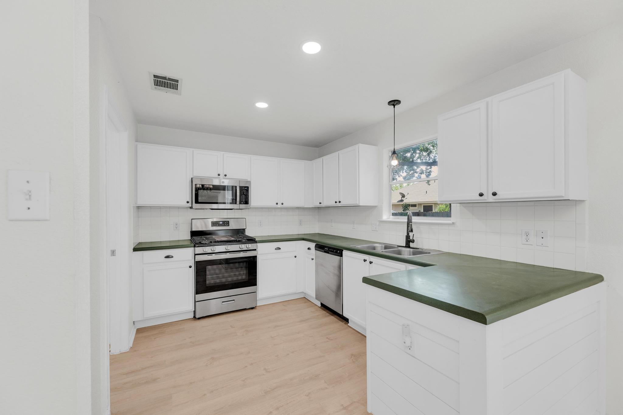 104 PRESIDIO Dr, Leander, TX 78641