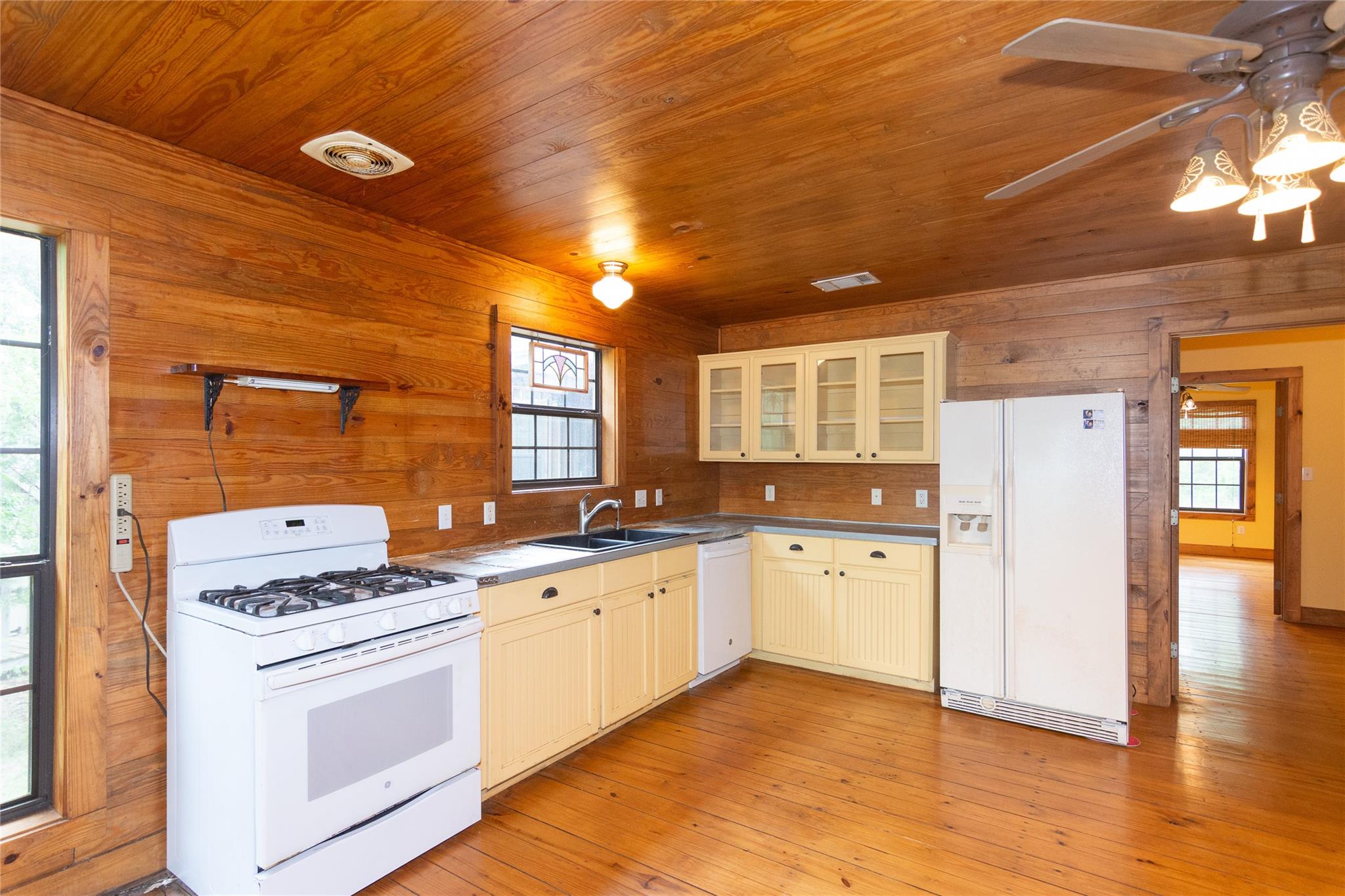 2874 Fm 1704, Elgin, TX 78621