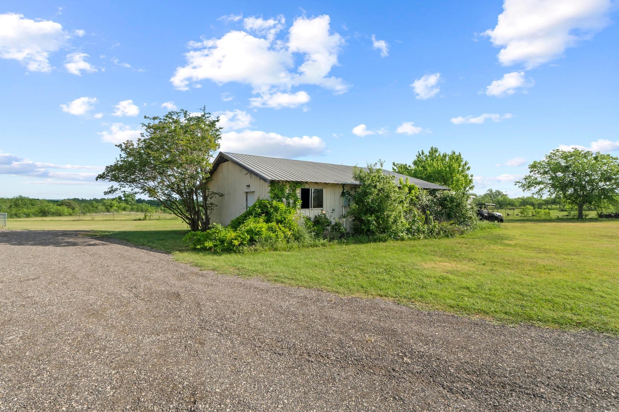 401 Comanche Bluff Rd, Taylor, TX 76574