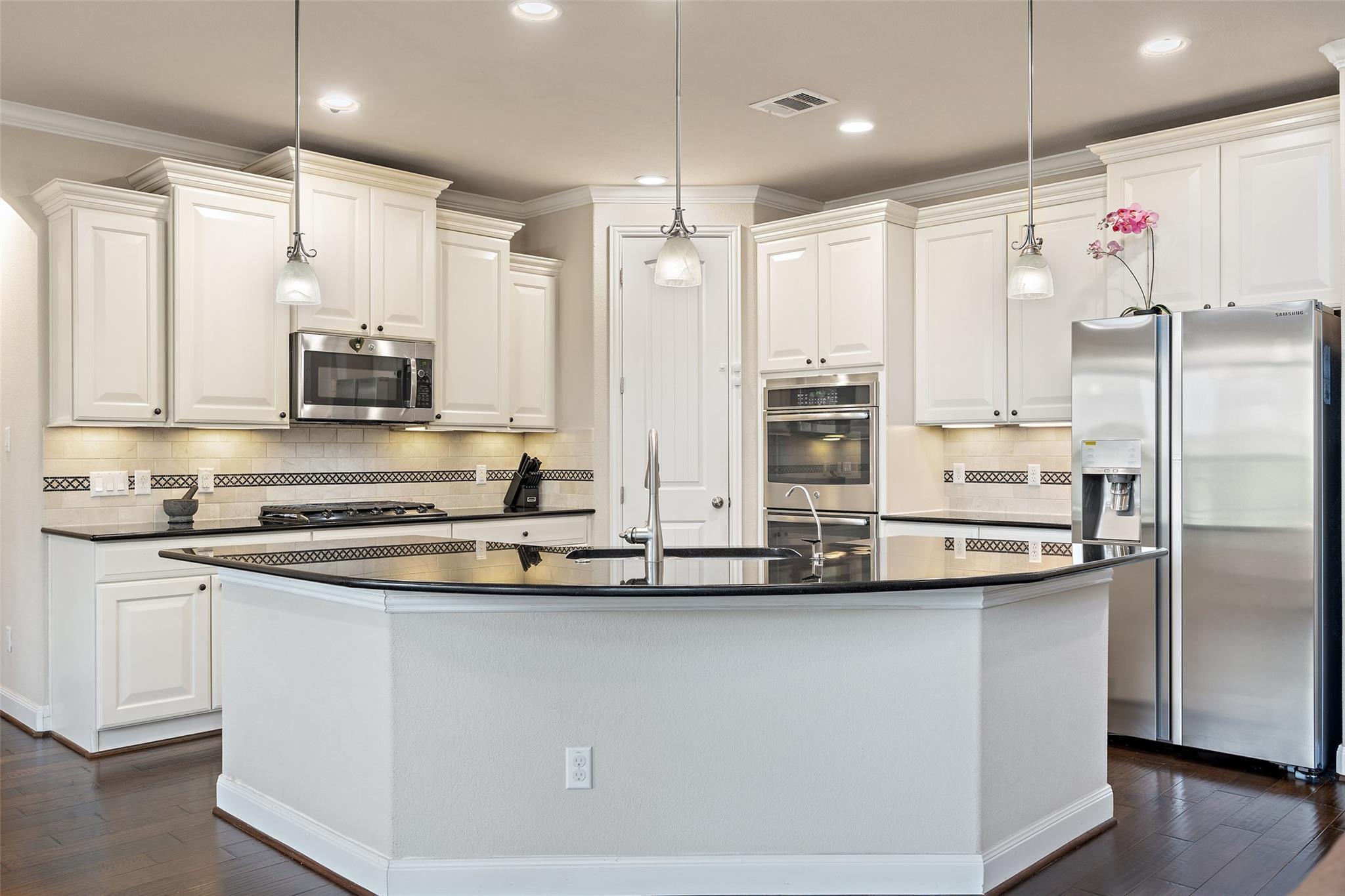21909 Esmeralda Dr, Spicewood, TX 78669
