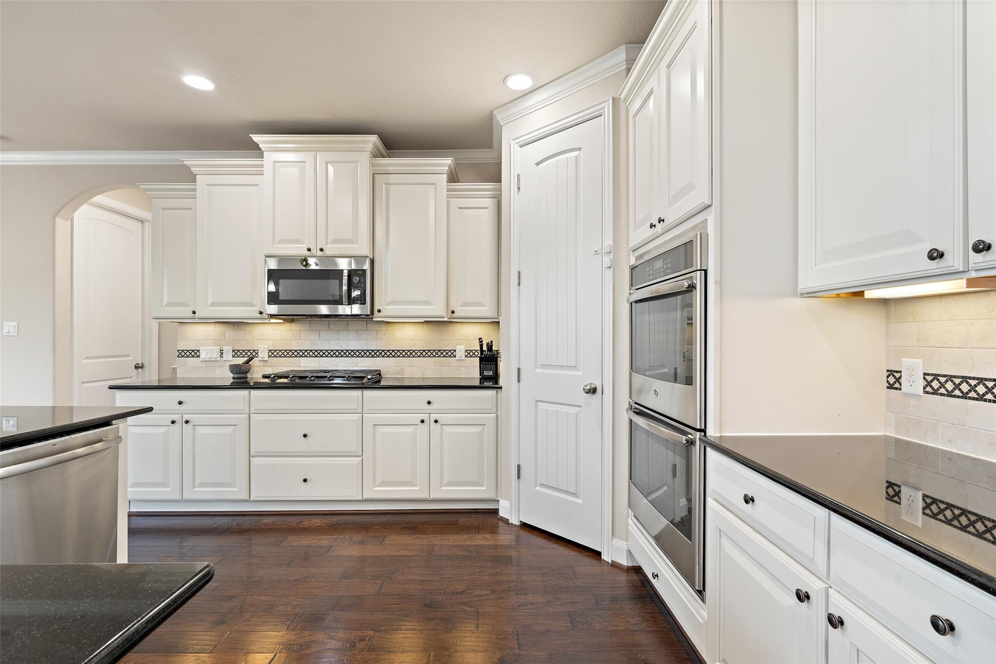 21909 Esmeralda Dr, Spicewood, TX 78669