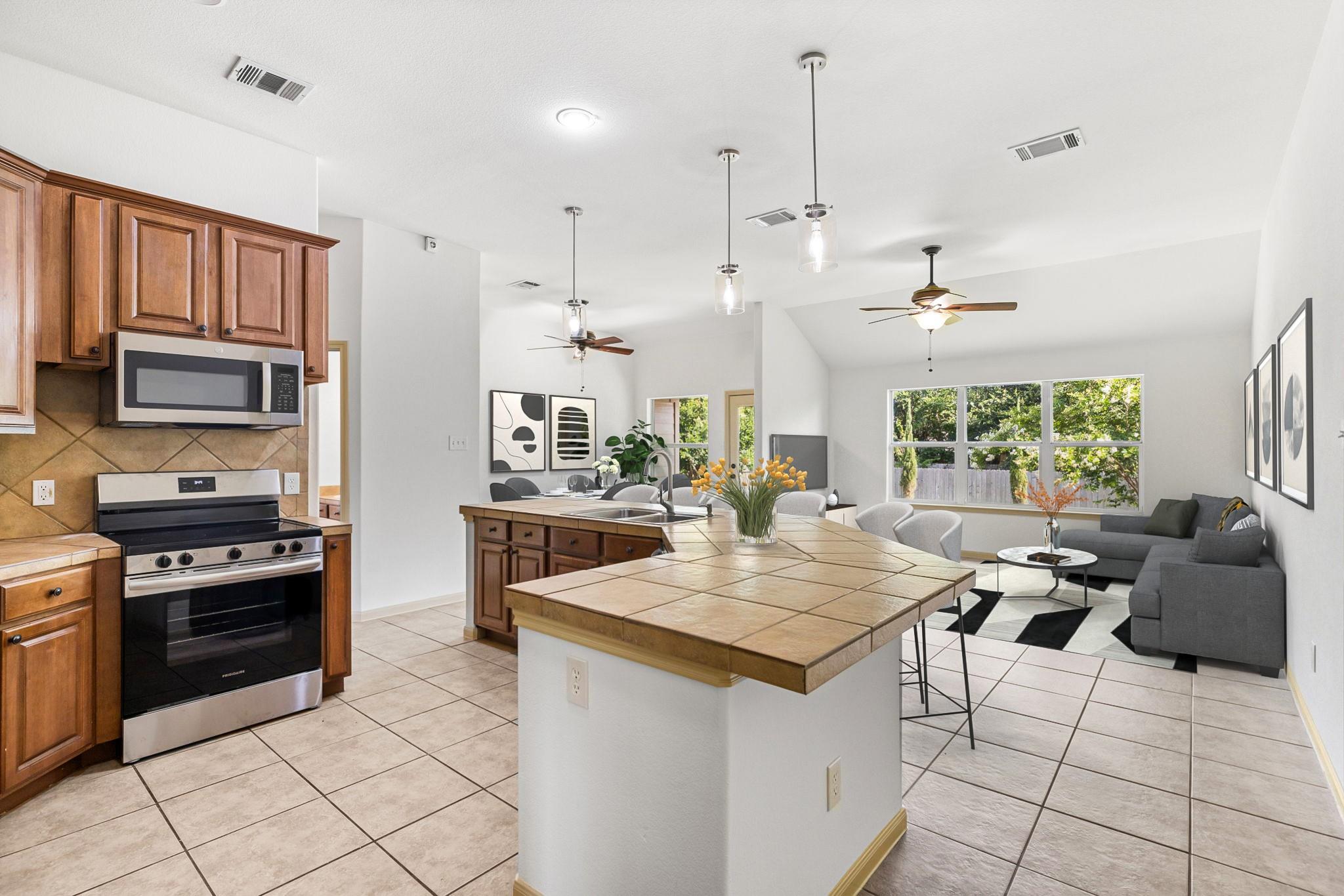 325 Swenson Dr, Hutto, TX 78634