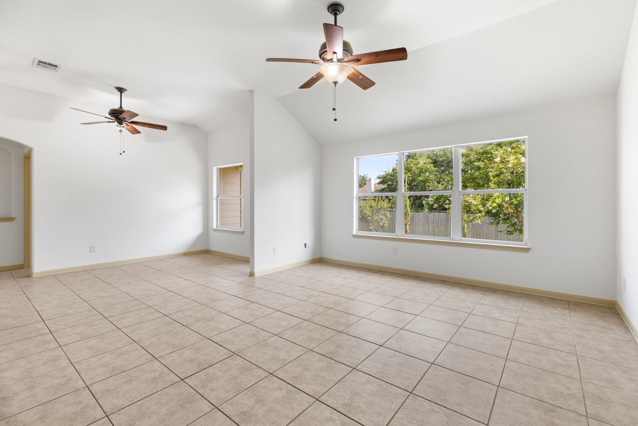 325 Swenson Dr, Hutto, TX 78634