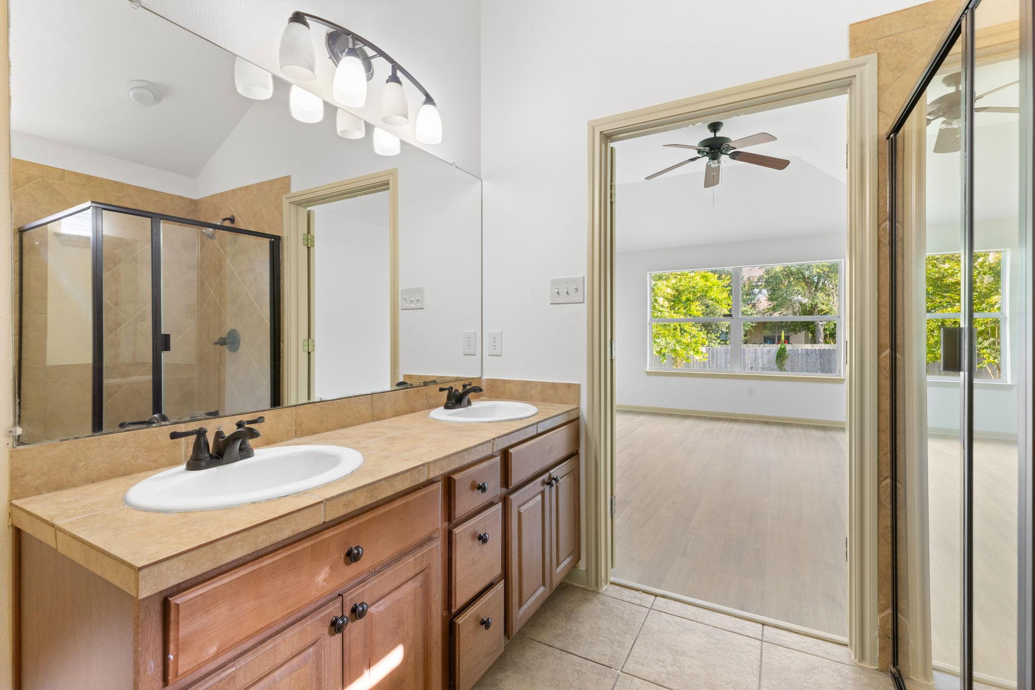 325 Swenson Dr, Hutto, TX 78634