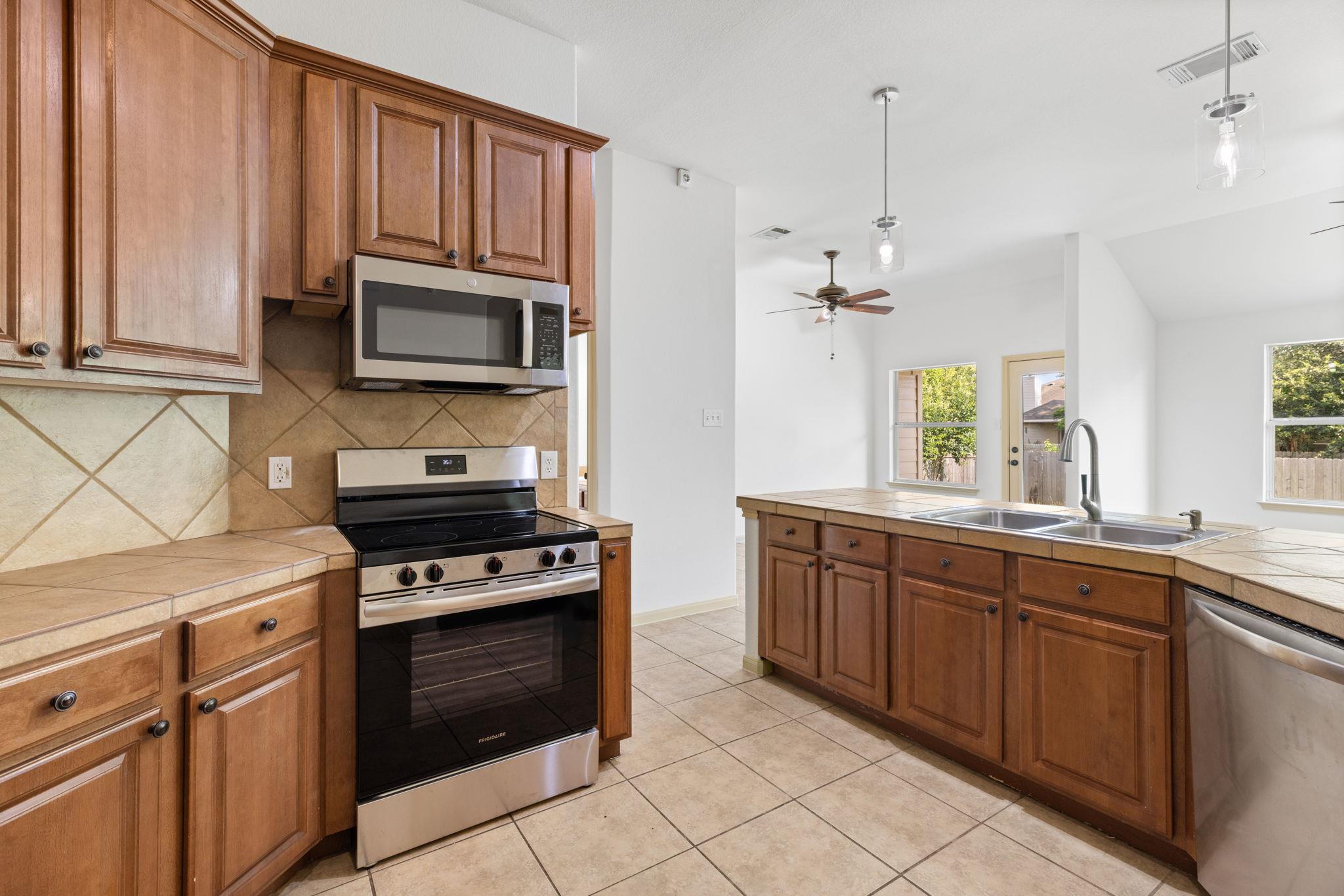 325 Swenson Dr, Hutto, TX 78634
