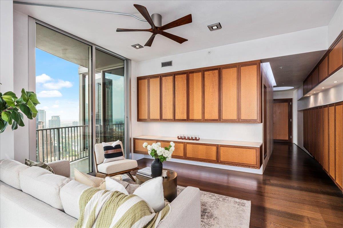 360 Nueces St # 4211, Austin, TX 78701