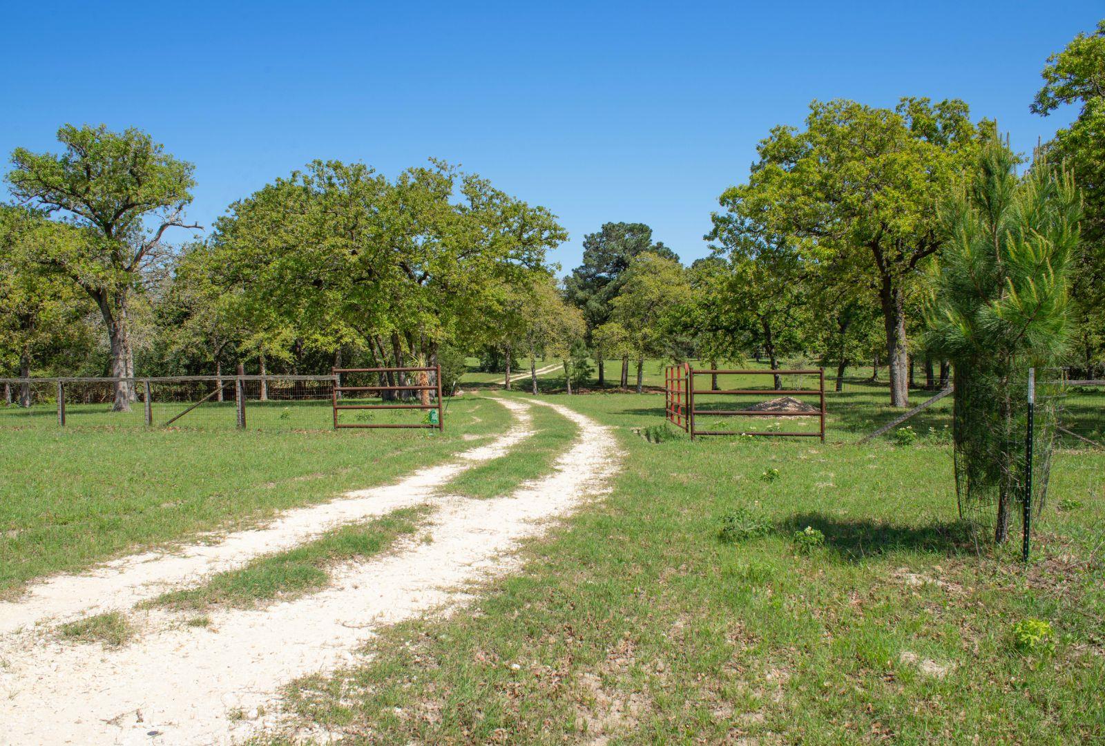 490 John Craft Rd, Red Rock, TX 78662